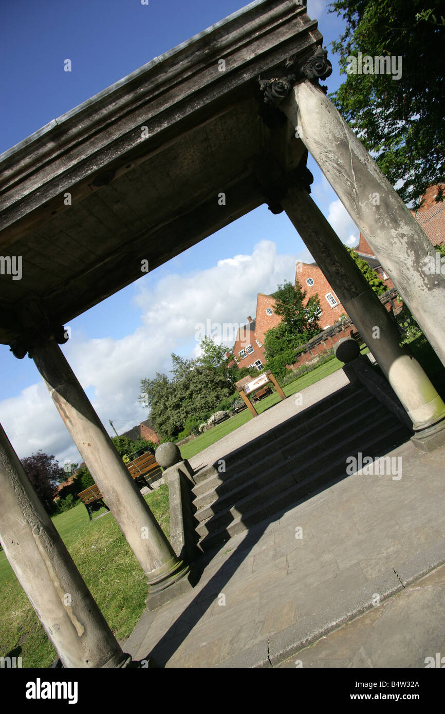 Stadt von Lichfield, England. Franziskaner Kloster bleibt der Klostergebäude, mit einer klassischen Portikus umrahmen den Eingang. Stockfoto