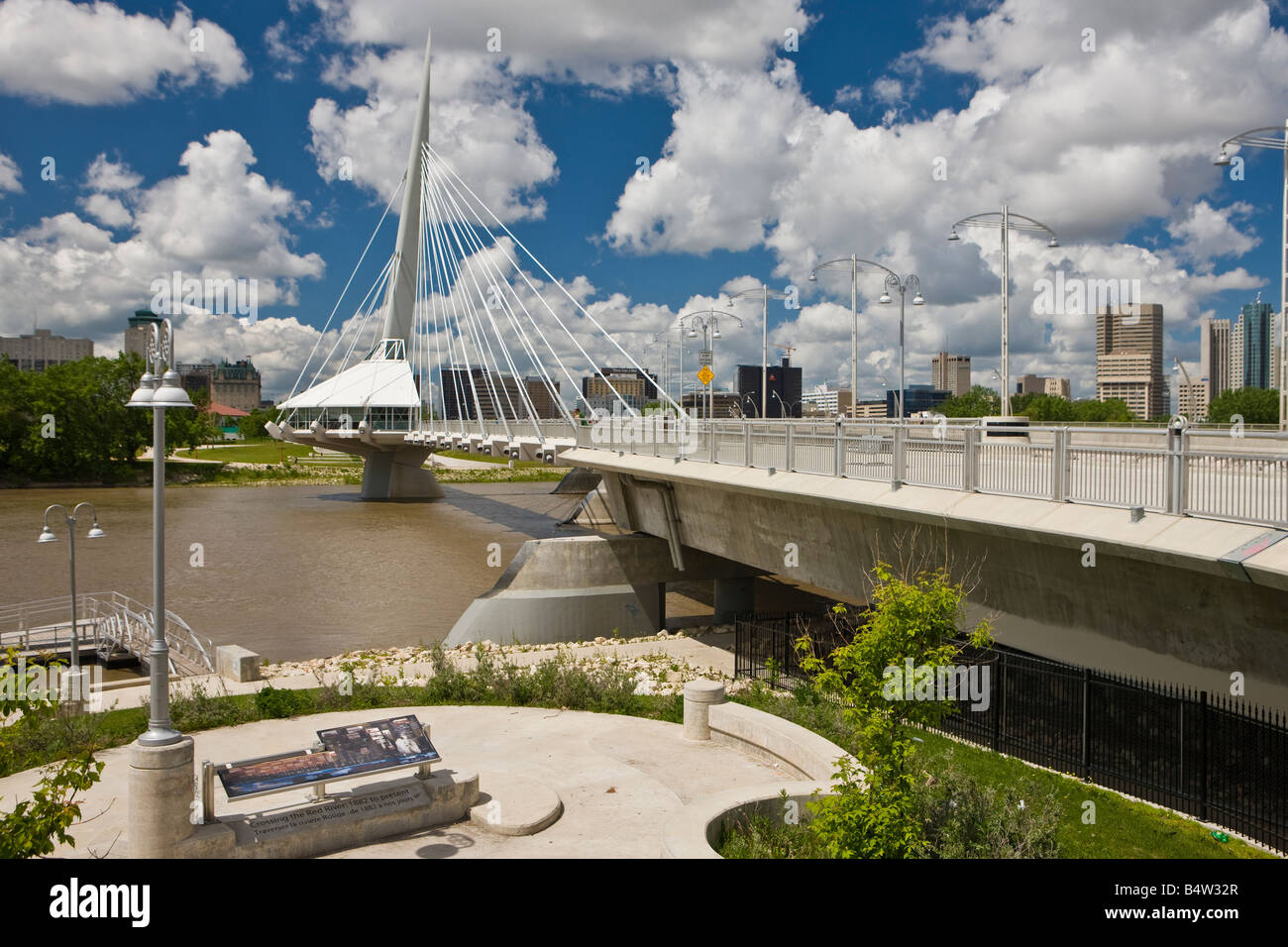 Esplanade Riel Brücke, eine Fußgängerbrücke über den Red River in der Stadt von Winnipeg, Manitoba, Kanada. Stockfoto