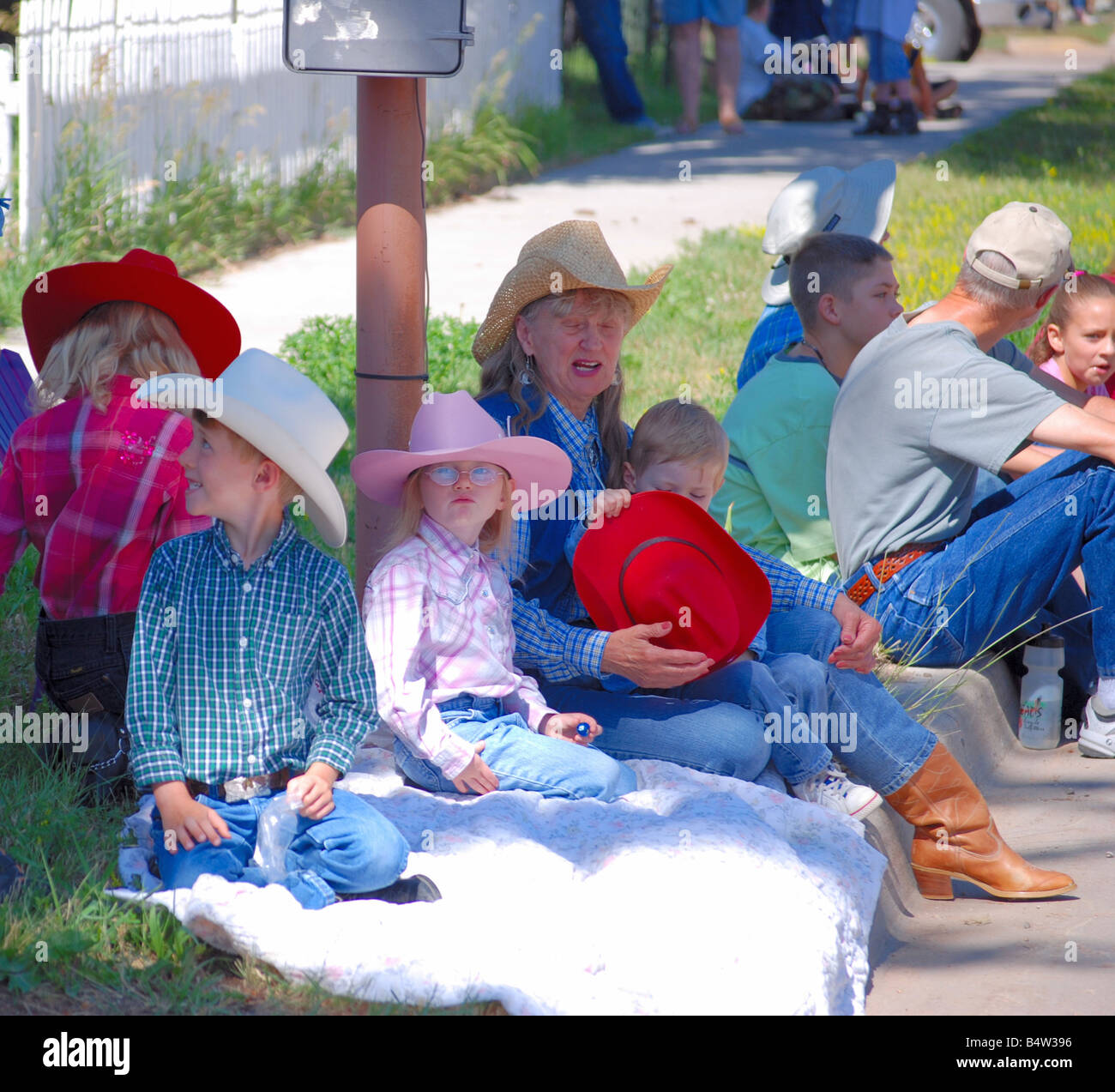 Cowboy-Familie, die vor dem 4. Juli Parade Stockfoto