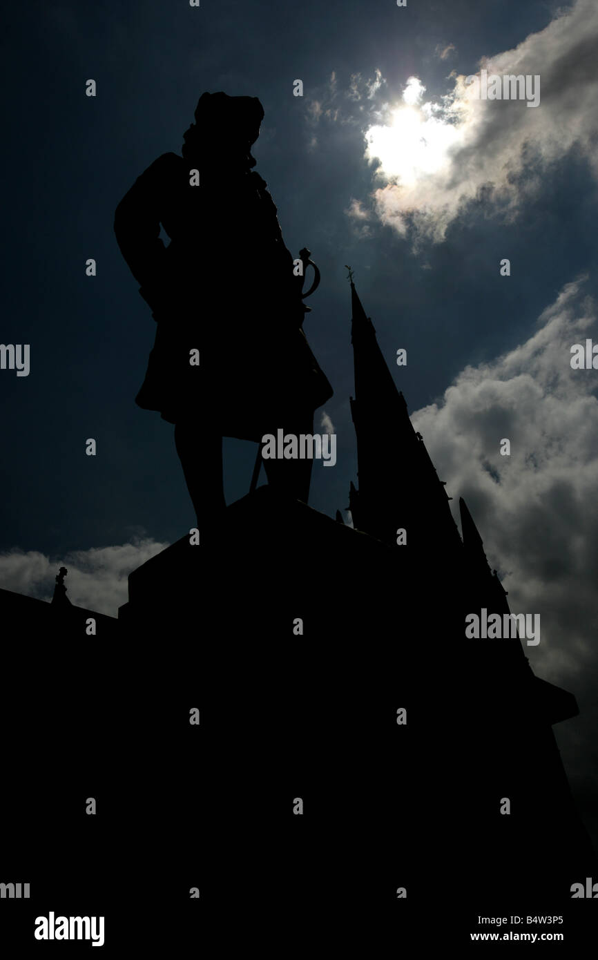 Stadt von Lichfield, England. Statue von James Boswell mit Str. Marys Kirche und Lichfield Heritage Centre in den Hintergrund. Stockfoto