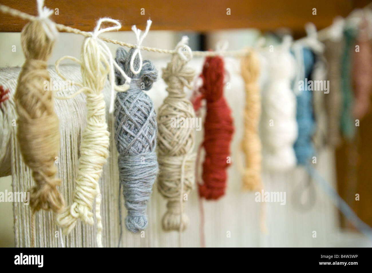 Farbige Wolle auf einem Webstuhl verwendet für die Herstellung von indischen Teppiche und Teppichböden, New Delhi, Indien Stockfoto