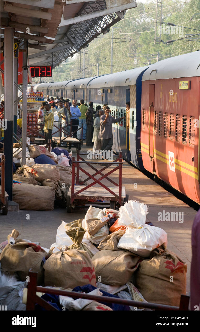 Postzug am Bahnsteig, Bahnhof Neu-Delhi, indische Eisenbahn, indien Asien Stockfoto