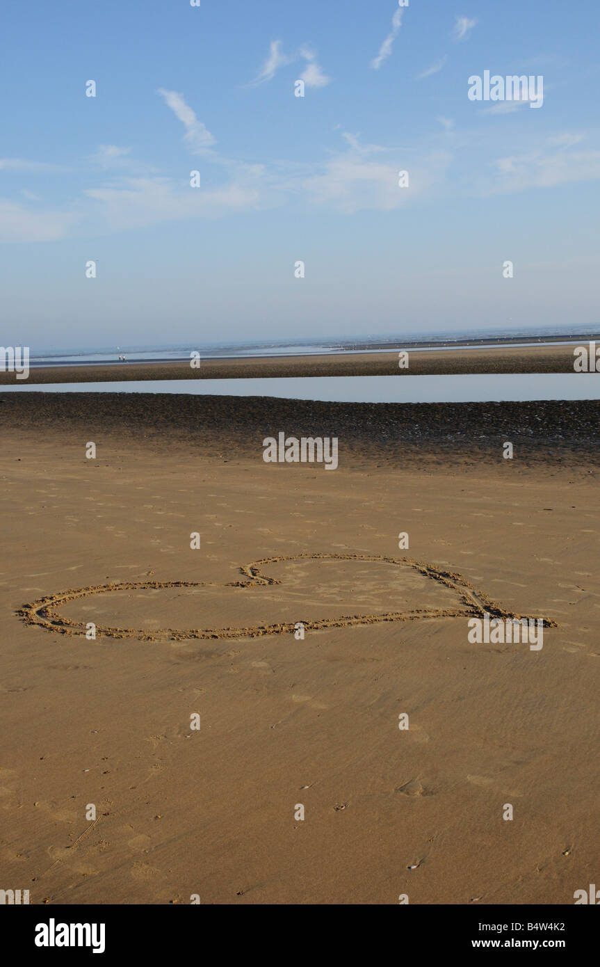 Riesenherz in den Sand am Camber Sands vor blauem Himmel bei Ebbe am beliebten Strand 2 Meilen von Roggen Stockfoto