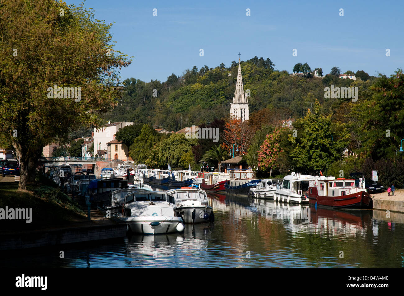 Boote im Hafen auf dem Canal du Midi bei Moissac, Südwest-Frankreich Stockfoto