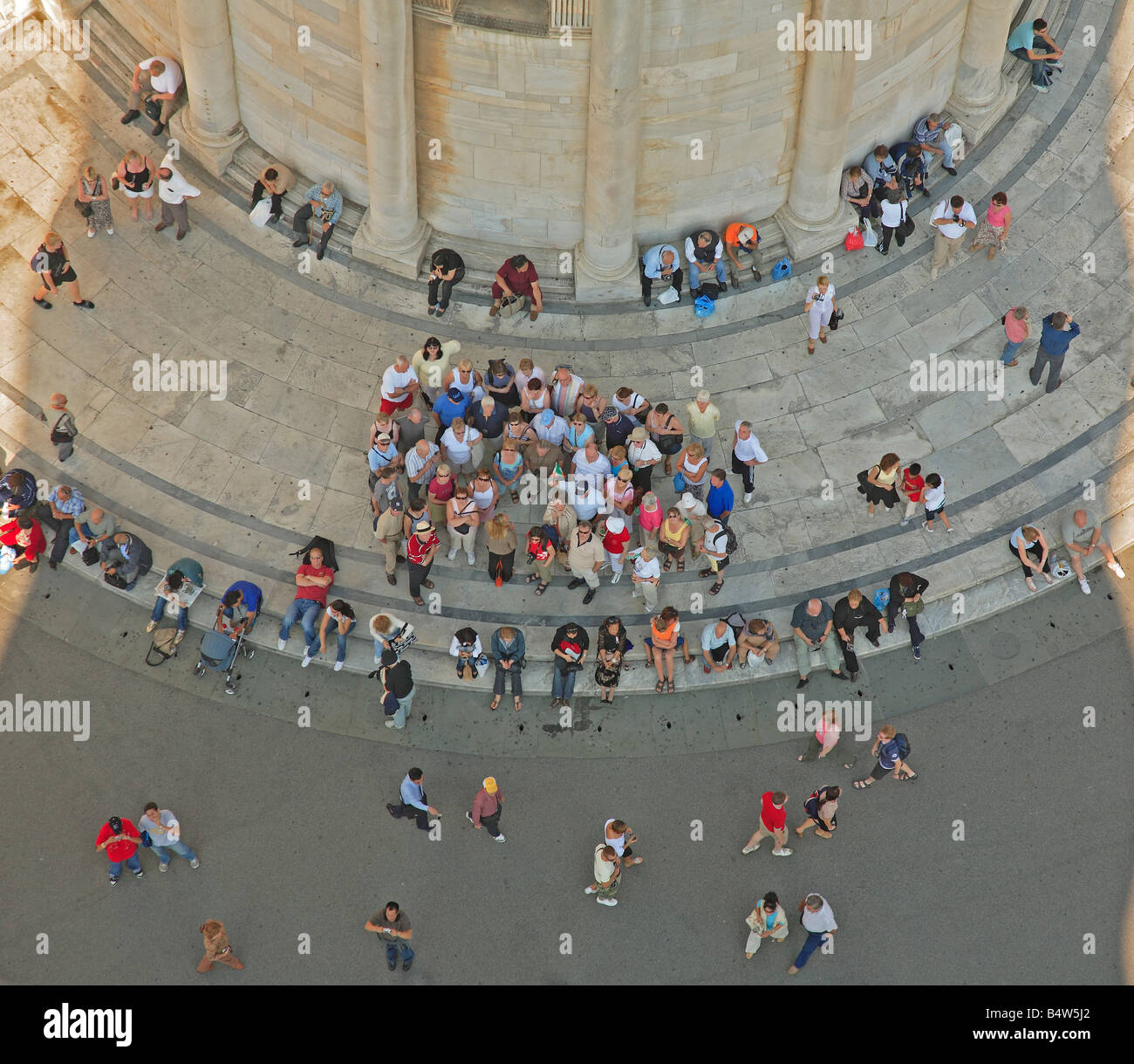 Leute warten im Schatten des schiefen Turm Pisa-Toskana-Italien Stockfoto