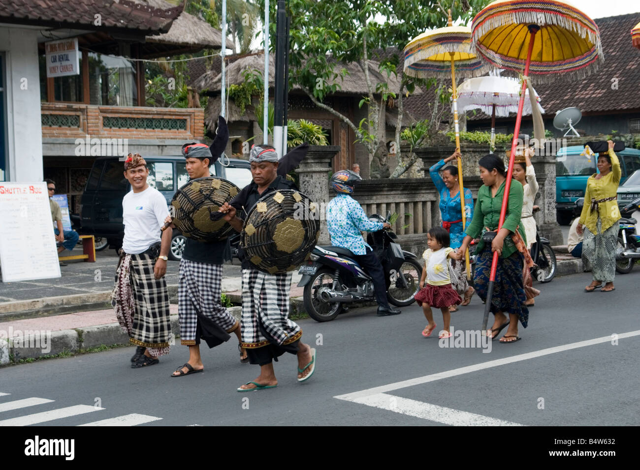 Eine buddhistische Prozession in Ubud (Bali - Indonesien). Prozession Bouddhiste À Ubud (Bali - Indonésie). Stockfoto