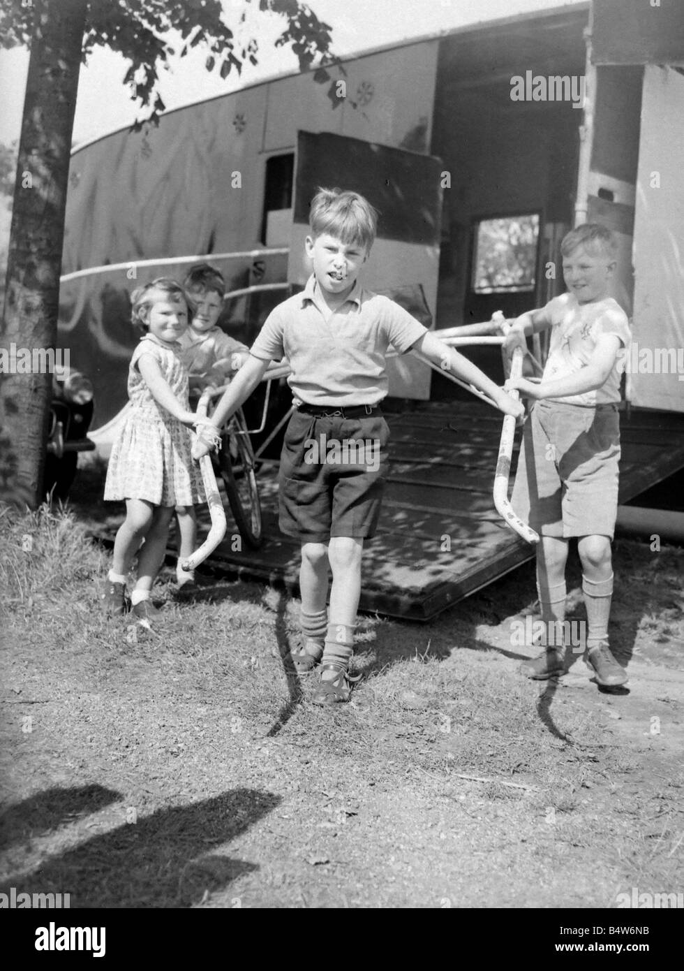 Kinder entladen ein sulky Racing fährt LightFrame der Jockey bei einem Trabrennen Rennen auf der Birmingham Show Stockfoto