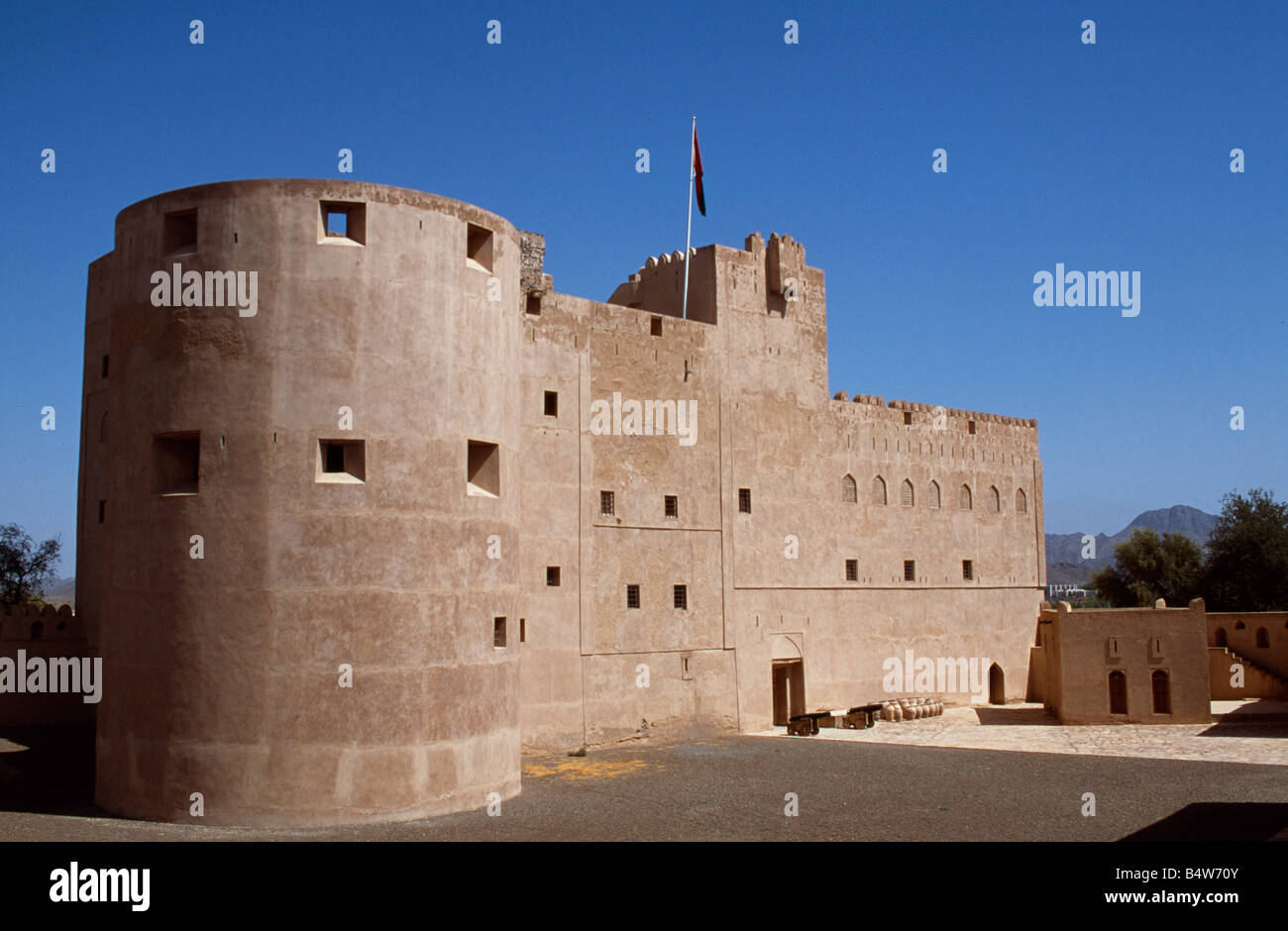 Oman, Dhakiliya, Jabrin Castle ist eine markante Mischung aus Wehrarchitektur und anspruchsvolle Artistik. Palast von Jabrin entstand um 1670 n. Chr. auf dem Höhepunkt der Ya'aruba-Dynastie als Sitz des Lernens für Studenten der islamischen Jurisprudenz, Medizin und Astrologie. Stockfoto