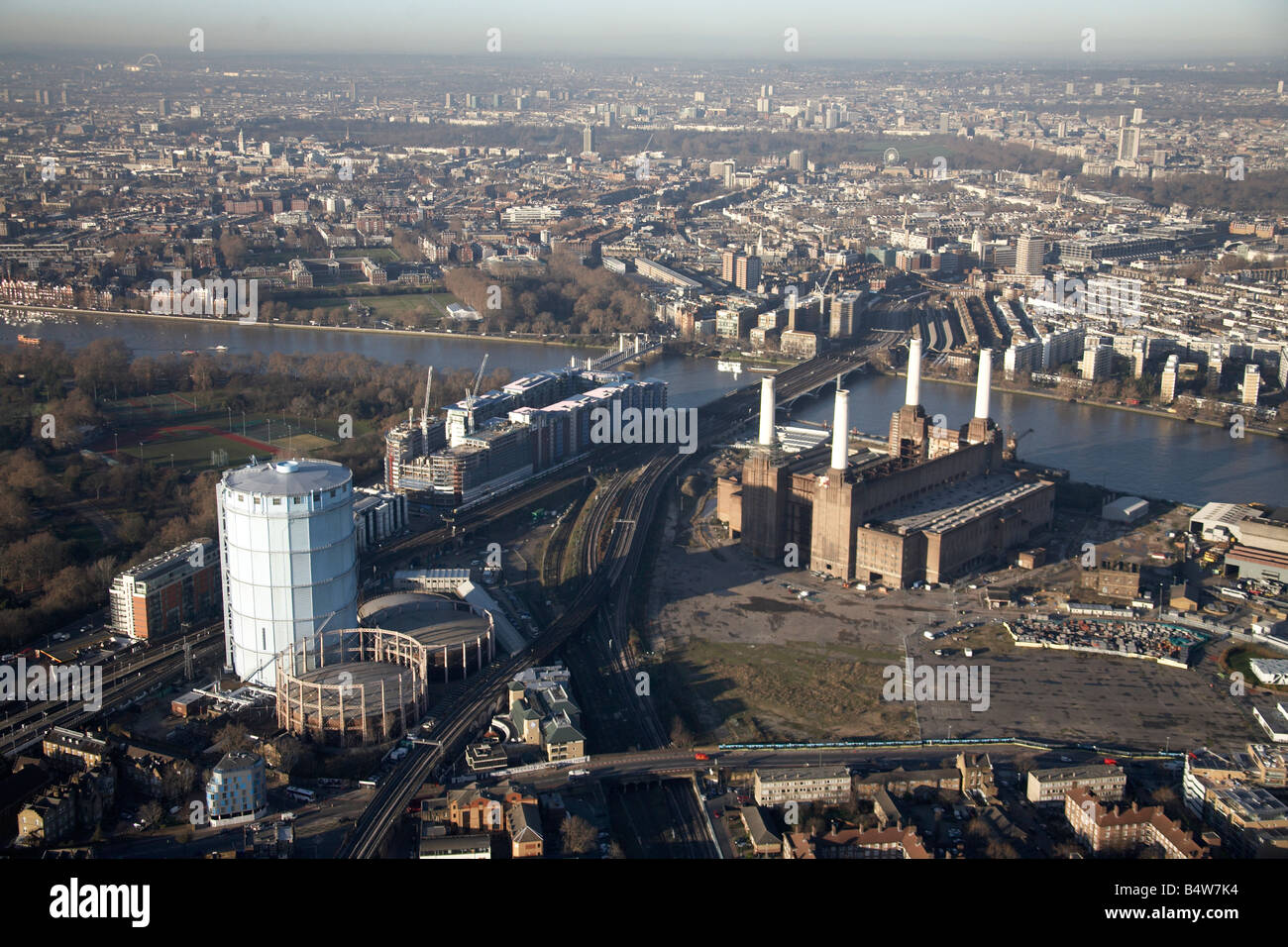 Luftbild Nord-westlich von Chelsea Bridge Battersea Railway Bridge River Thames Gas funktioniert Battersea Power Station stillgelegten London Stockfoto