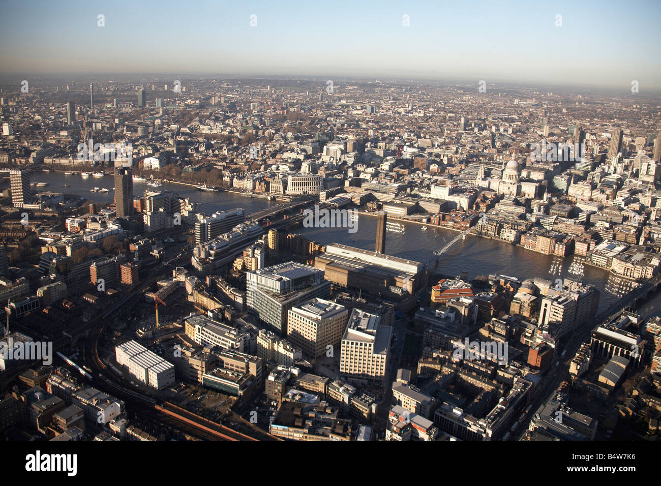 Luftbild Norden westlich von Fluß Themse Blackfriars Brücke Eisenbahnbrücke Eisenbahn Linien Tate Modern Gallery Hochhäuser Southwar Stockfoto