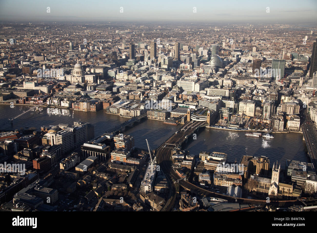 Luftbild nördlich der Stadt River Thames Southwark Bridge Cannon Street Eisenbahnbrücke Wohngebäude London EG4 EC2 SE Stockfoto