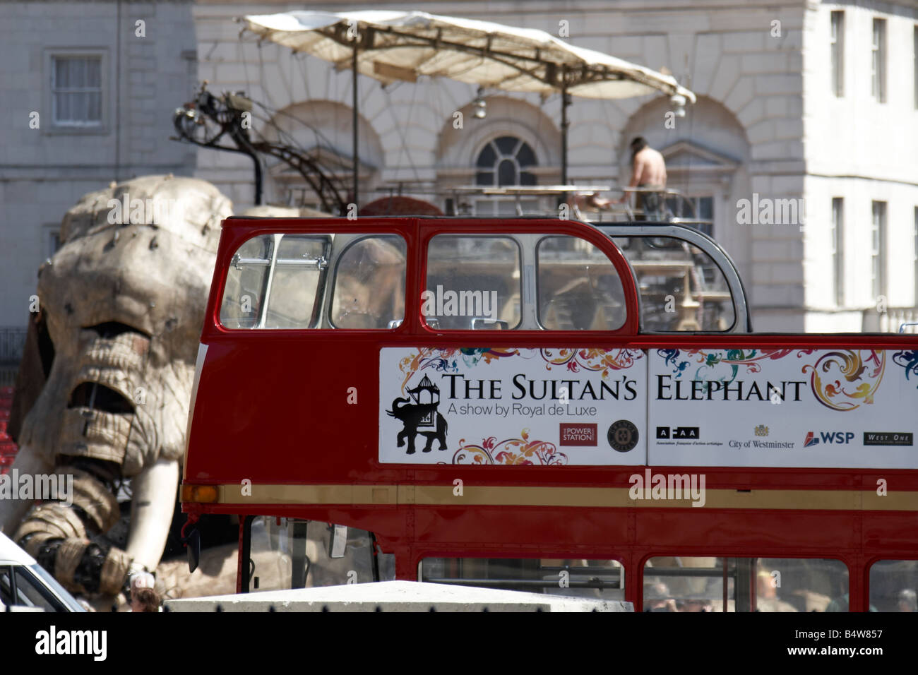 Doppeldecker öffnen Top Tour-Bus für die SultanÕs Elefant Leistung Mai 2006 auf Horse Guard s Parade SW1 London England Stockfoto