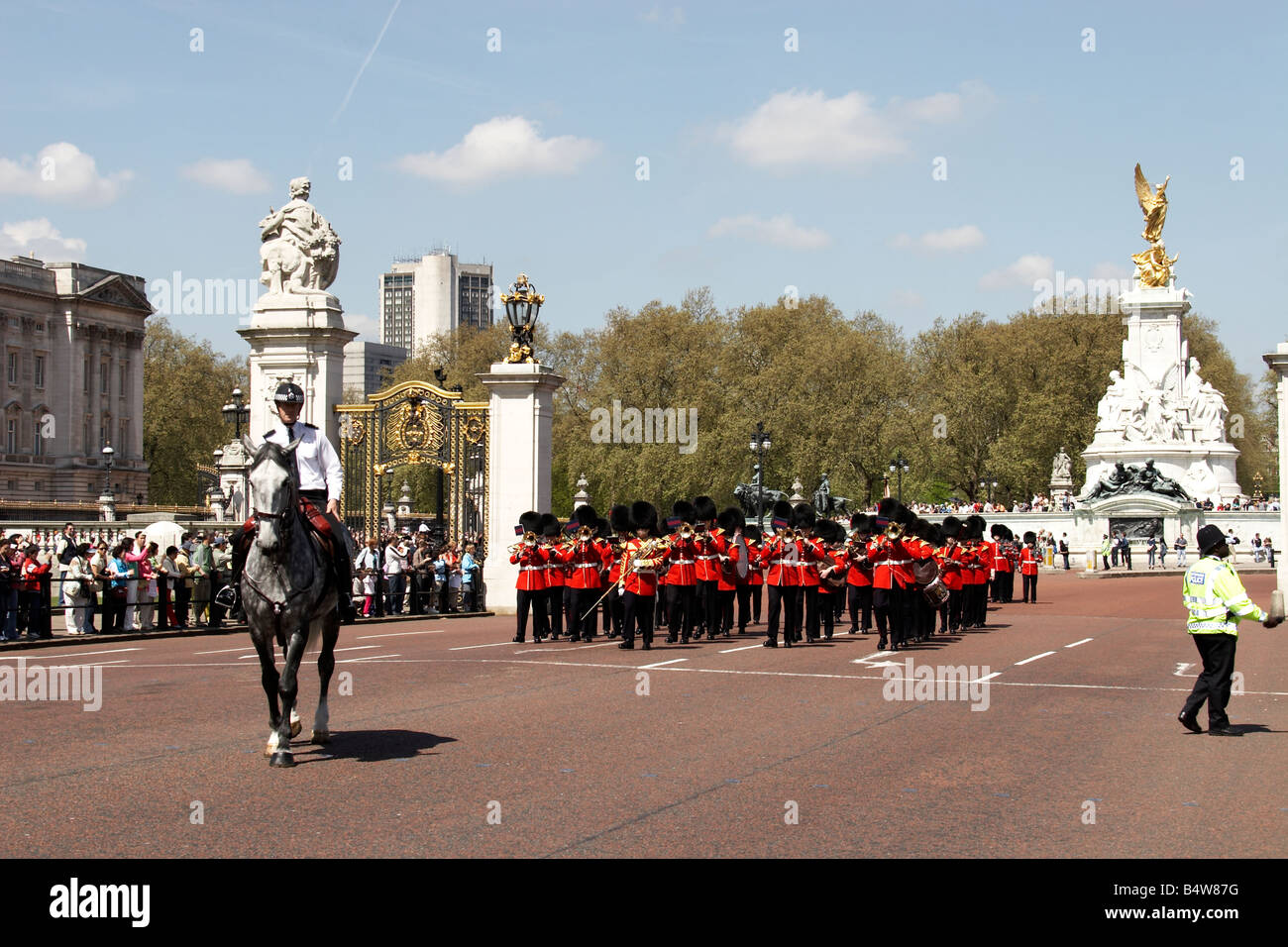 Metropolitan Police Officer Fuß Guard s Militärkapelle spielt bei wechselnder Guard Buckingham Palace SW1 London En montiert Stockfoto