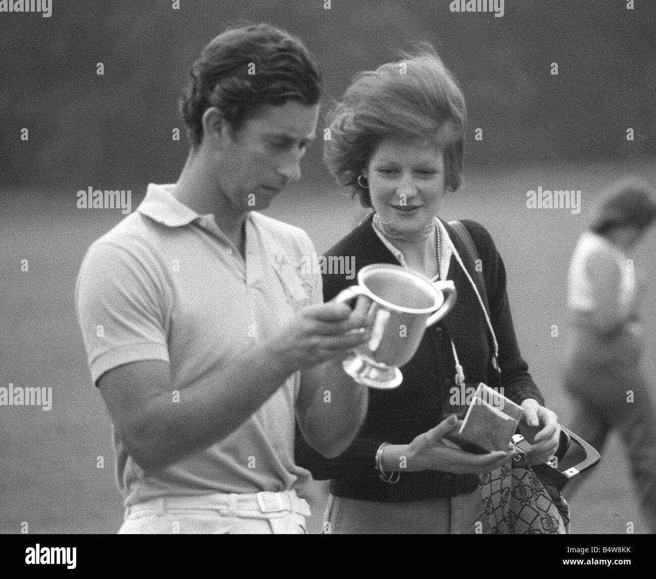 Prinz Charles mit Lady Sarah Spencer im Cowdrey Park er für den Steinadler Polo spielte team Looking bei Trophy Stockfoto
