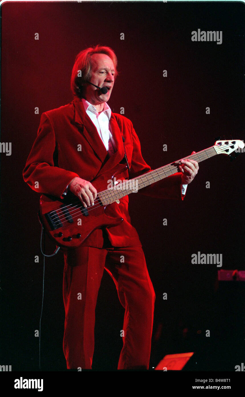 Pop Musik der amerikanischen 60er Jahre pop-Gruppe The Monkees im Bild spielt der Cardiff International Arena Peter Tork eine Bass-Gitarre zu spielen, während des Konzerts 12. März 1997 Stockfoto