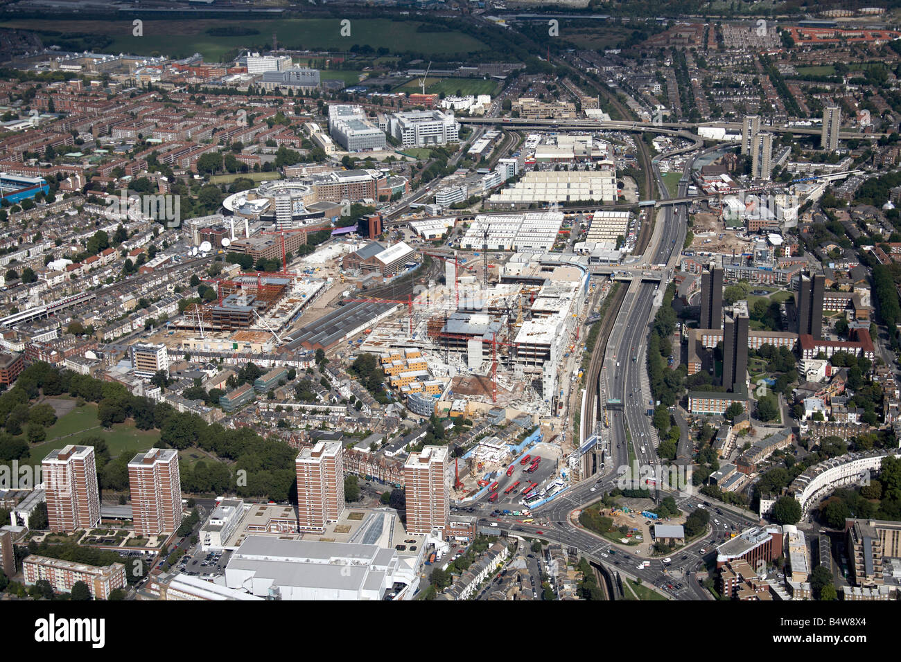 Luftbild, Nord-westlich von Westfield White City Entwicklung Bau Website West Cross Strecke s Hochhäusern Londo Häuser Stockfoto