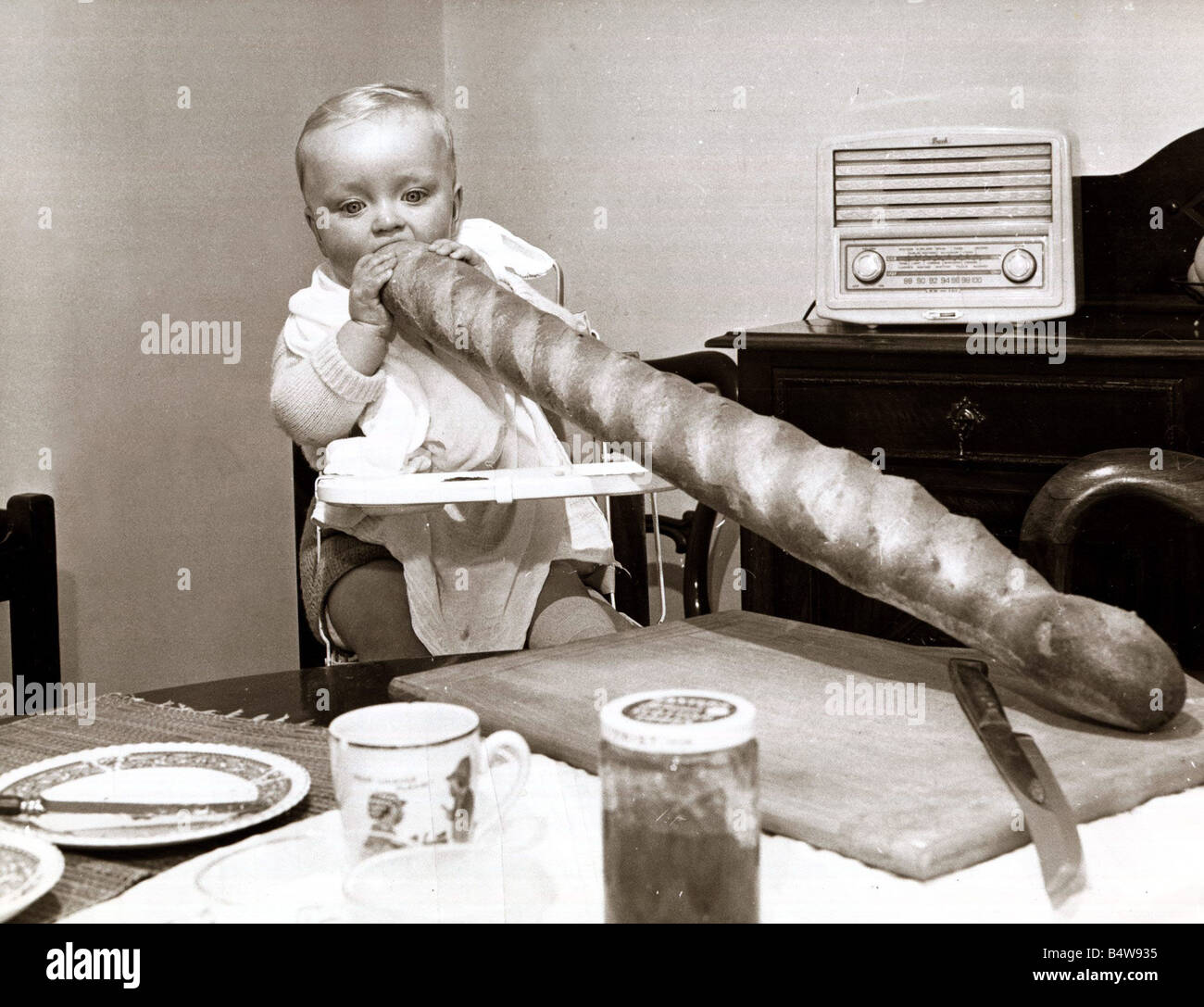 Mittagessen Little John Millar beginnt seinen riesigen sandwich einen großen Stock französisches Brot und Blicke entschlossen, Ende April 1964 Stockfoto