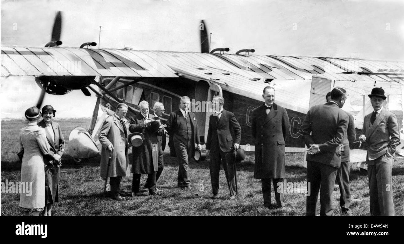 König Edward Prince Of Wales wird von der Earl von Plymouth Herr O Tempel Morris und Stadtrat R G Hill Snook begrüßt am Ausstieg aus seinem Flugzeug bei Cardiff Airport Pengam 16. Mai 1933 Stockfoto