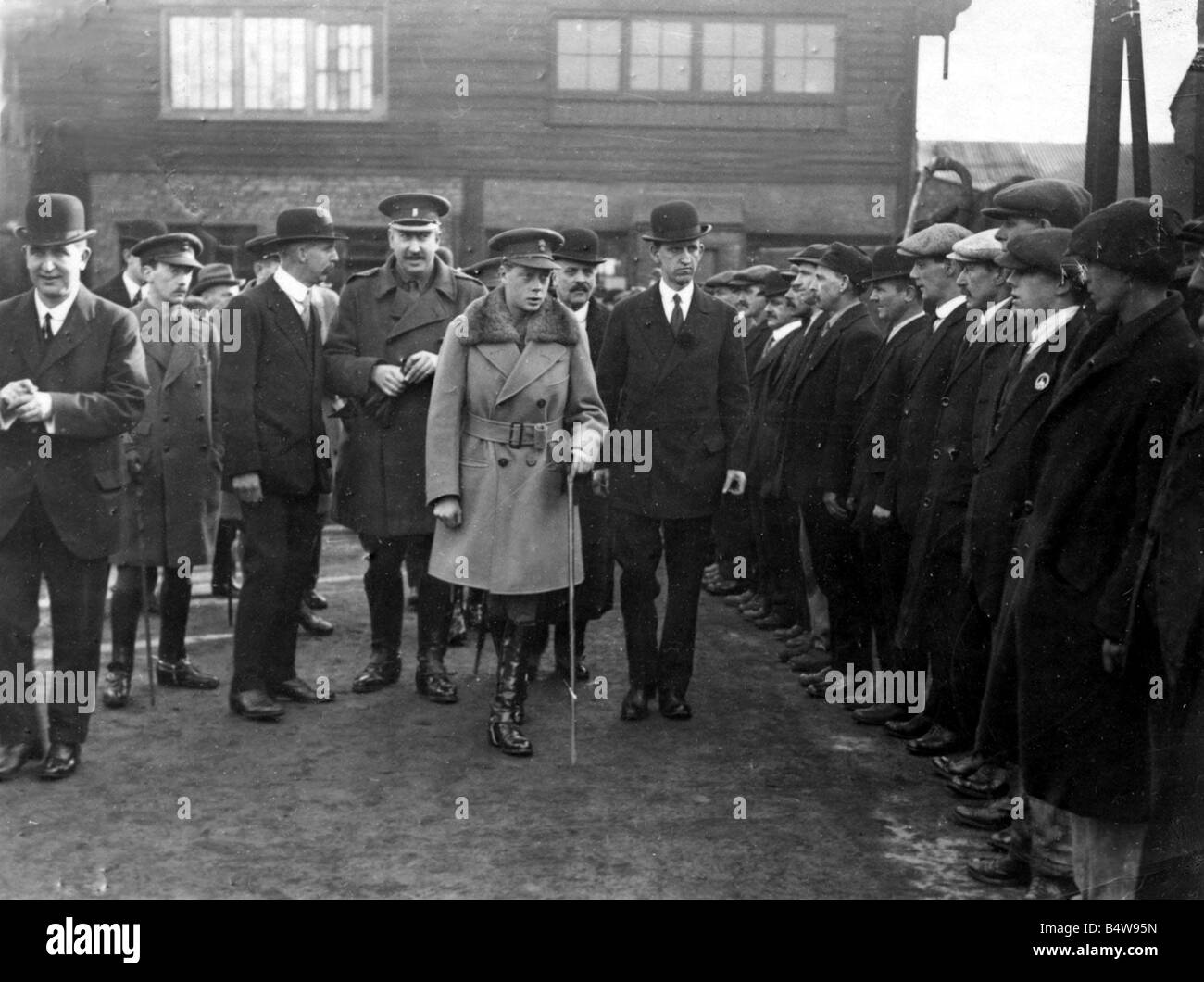 König Edward Prince Of Wales Bild bei einem Besuch in den Curran Munition arbeiten in Cardiff Februar 1918 Stockfoto