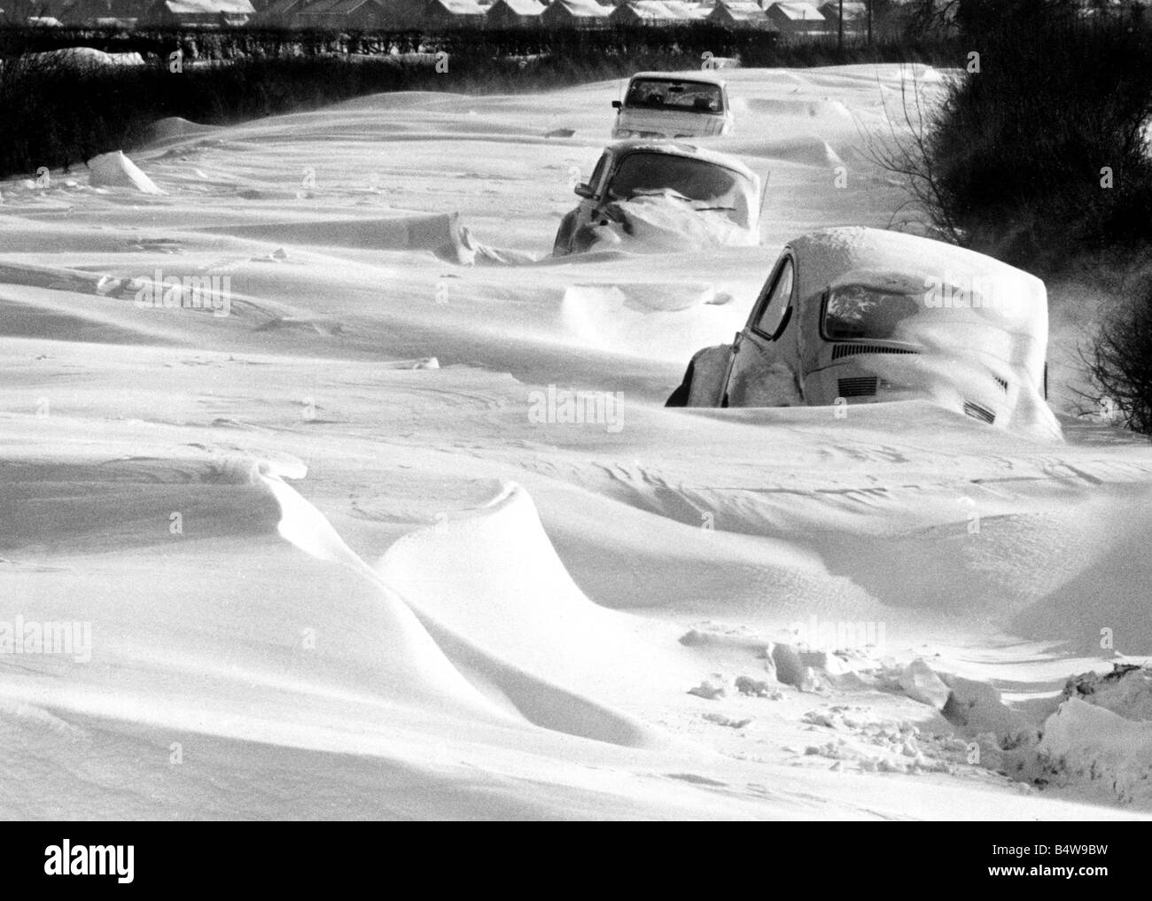 Gefangen: Diese Fahrzeuge sind nur halbe Meile von South Warwickshire Dorf des langen Itchington auf der Straße, Leamington, Schneeverwehungen über 6ft tief in setzt aber hält sie schnell in ihren Tracks.; 11. Februar 1985. Stockfoto