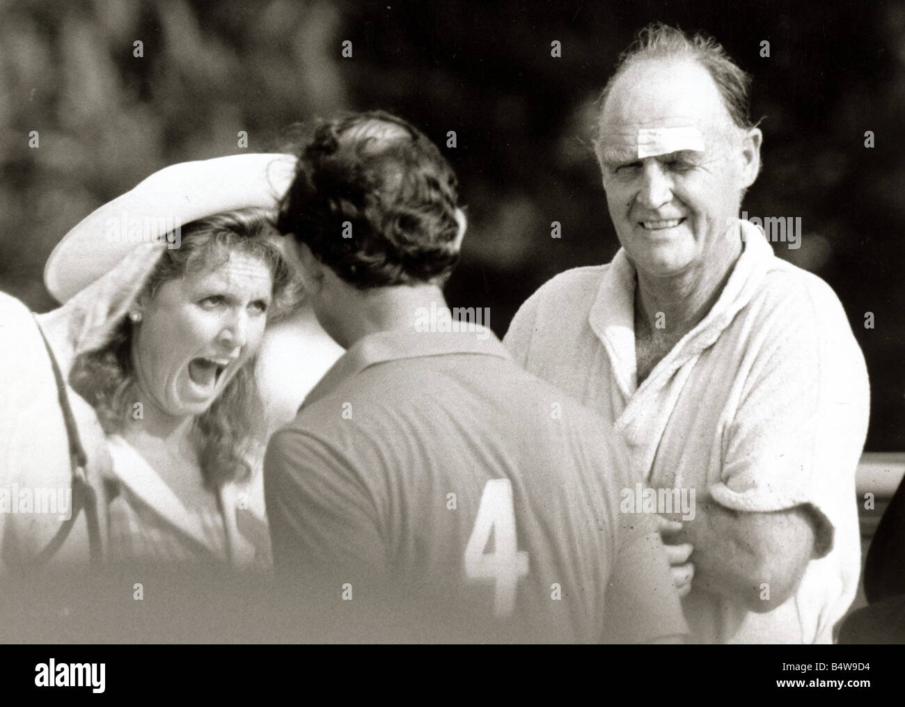 Sarah Ferguson offenen Mund suchen dumme Fergie Mund schreiend lachend mit Prinz Charles und Vater Major John Ferguson im Polo passen Juni 1986 Stockfoto