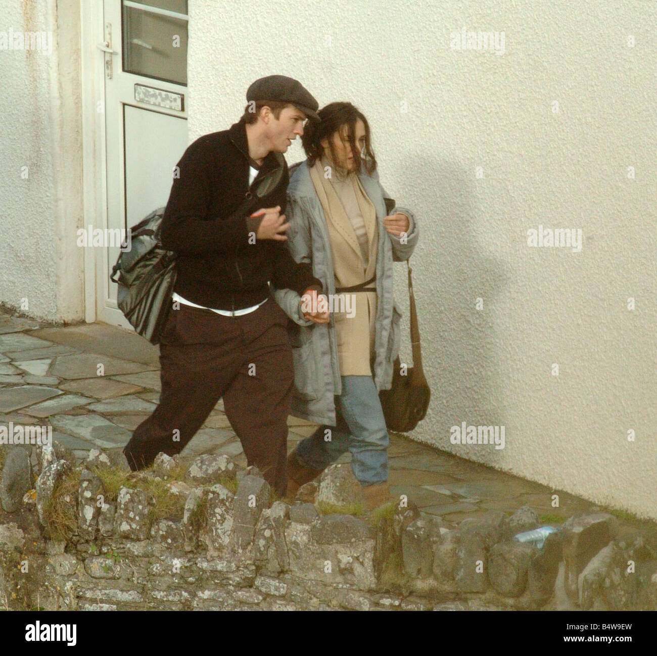 Demi Moore 41 mit Freund Ashton Kutcher 26 am Set Ihres neuen film halbes Licht, das derzeit in der kleinen Ortschaft Millook an der Nordküste Cornish 6. September 2004 gefilmt wird Schauspieler Schauspielerin Stockfoto
