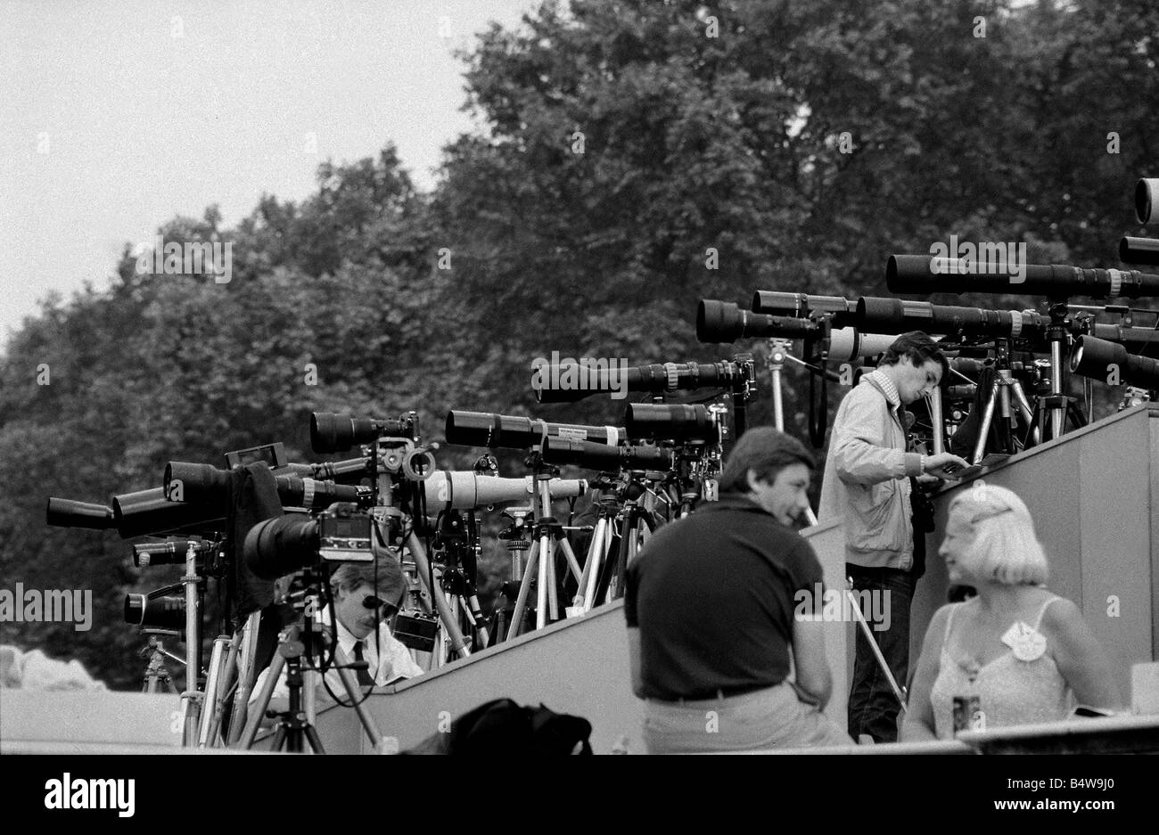 Presse-Fotografen auf königliche Hochzeit Juli 1981 Kameras ausgerichtet in Reihen, die Erwartung von Prinz Charles und Prinzessin Diana in Hochzeitskutsche Stockfoto