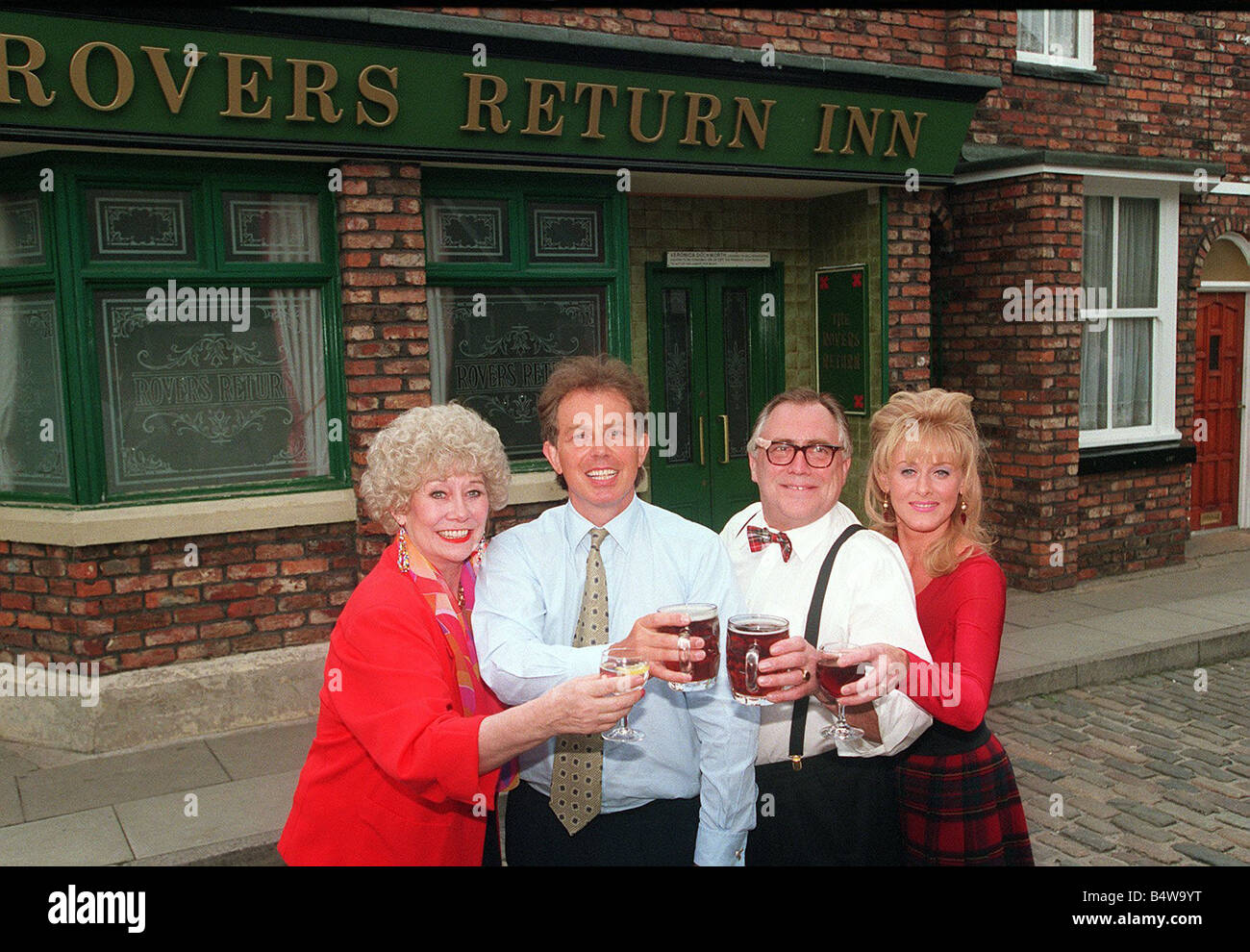 Tony Blair mit Elizabeth Dawn Vera Duckworth Pfund Tarmey Jack Duckworth und Sarah Lancashire Raquel außerhalb der Rovers Return am Set von Coronation Street Stockfoto