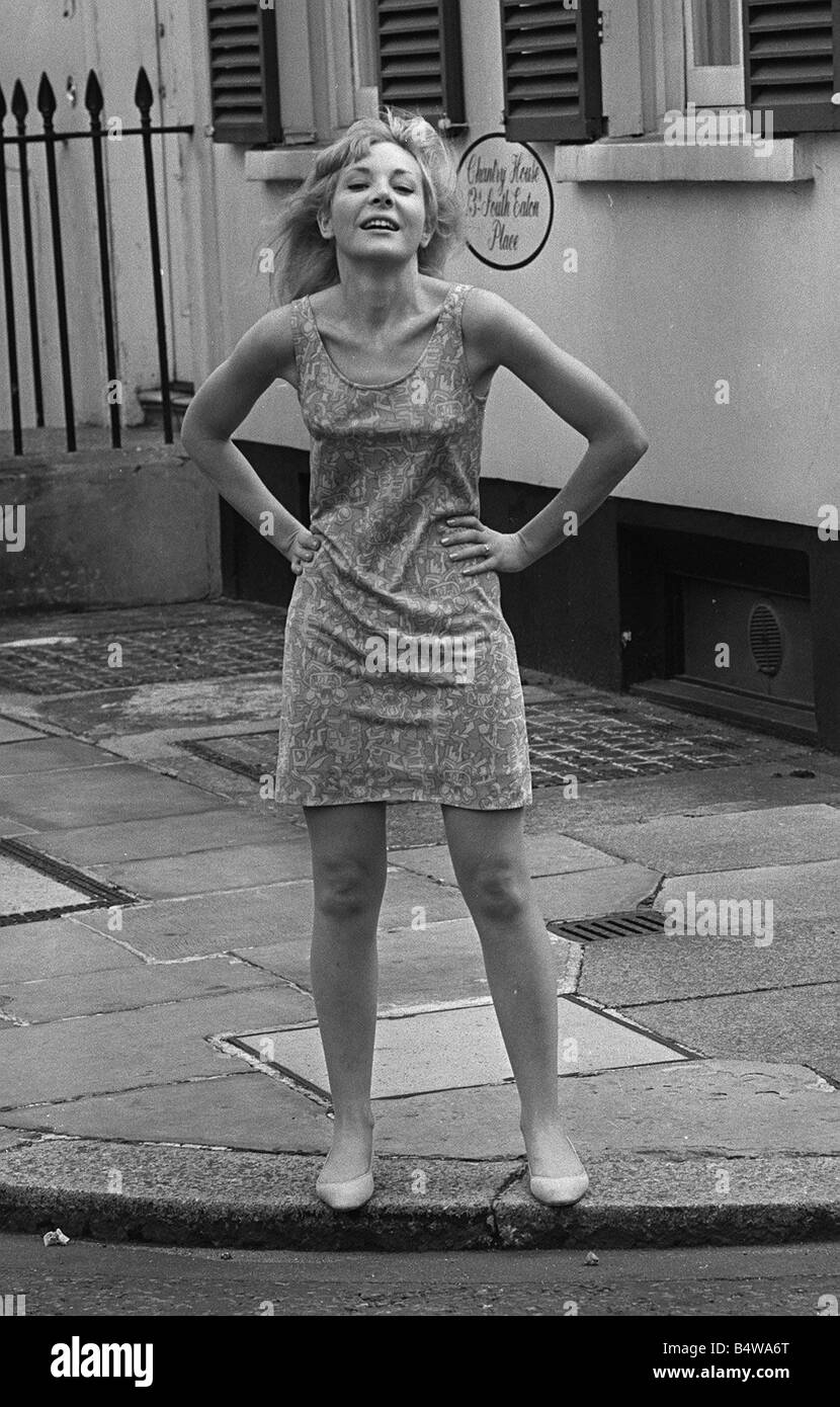 Britische Schauspielerin Barbara Ferris, die Bardame Nona Williams in der Fernsehsendung Coronation Street 1966 gespielt Stockfoto
