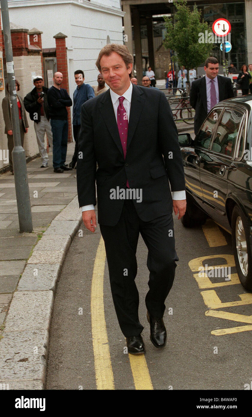 Tony Blair Premierminister Juli 98 angekommen Hawley Säuglings- und Kindergarten in Nord-London Camden, eine Rede an die Kinder und Lehrer geben s der Schule Stockfoto