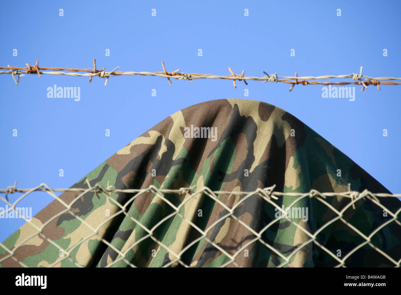 Boot mit Army Style Camouflage-Cover im freien Stockfoto