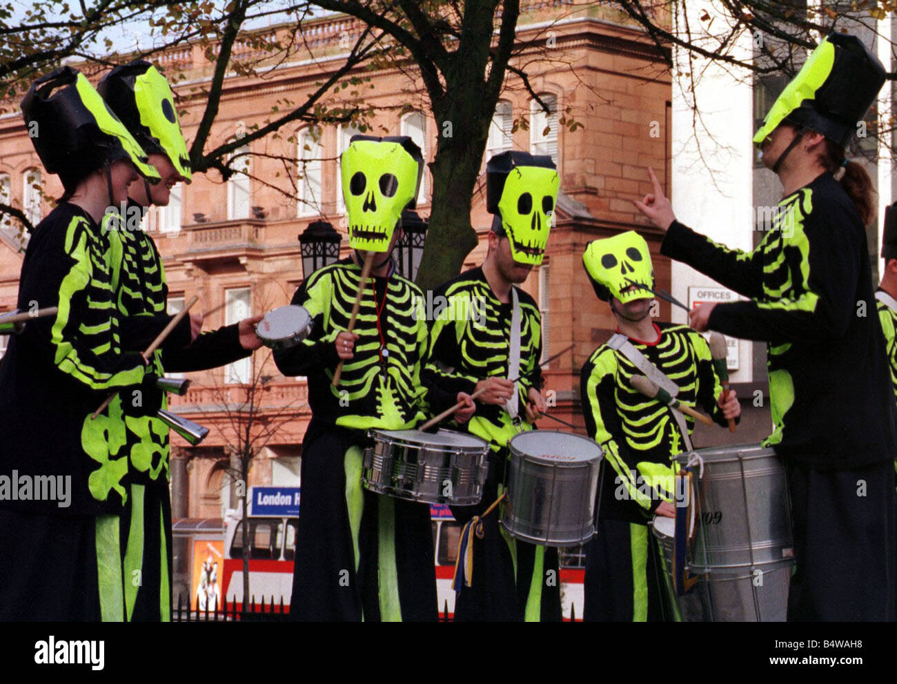 Start der Hallowe En Tohuwabohu der Belfast City Hall Oktober 1998 Funny Bones bei der Vorstellung der Belfast City Council s Hallowe En Radau Belfast City Hall es dauert legen in Ormeau Park Belfast auf Hallowe de Nacht, wo der Sound von Samba ein spektakuläres Feuerwerk und 100ft tanzen Skelton Bestandteil der Veranstaltungen Mirrorpix sind, Stockfoto
