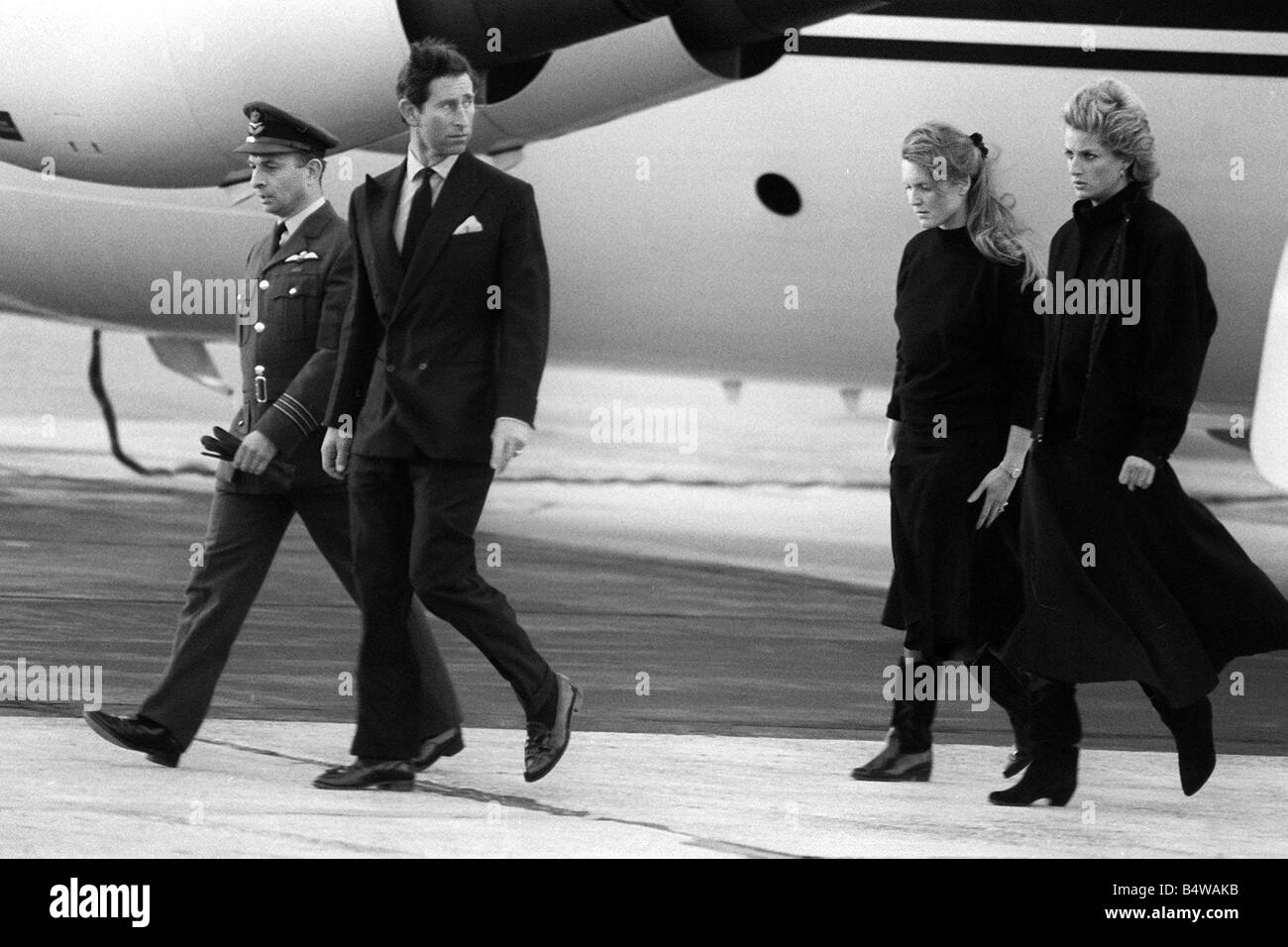 Prinz Charles und Prinzessin Diana mit Herzogin von York nach ihrem Urlaub in Klosters, wo die Katastrophe als ihren Freund Major Lindsay war 11 3 88 88 1258 Cab 3 Y2K der Prinz getötet und seine Gäste an einem Ausflug in die Berge in der Nähe von Klosters Schweiz Tagen hinunter eine off Piste schussed, zurück Skipiste der königlichen Partei veröffentlicht eine Lawine, die zwei seiner Mitglieder begraben und fast fegte Weg der Fürst selbst Maj Hugh Lindsay eine von Charles engsten Freunde starben unter Tonnen von Schnee ein anderer Freund Pattie Palmer Tomkinson benötigt vier Monate in einem Schweizer Krankenhaus, verstümmelte Beine zu reparieren Stockfoto