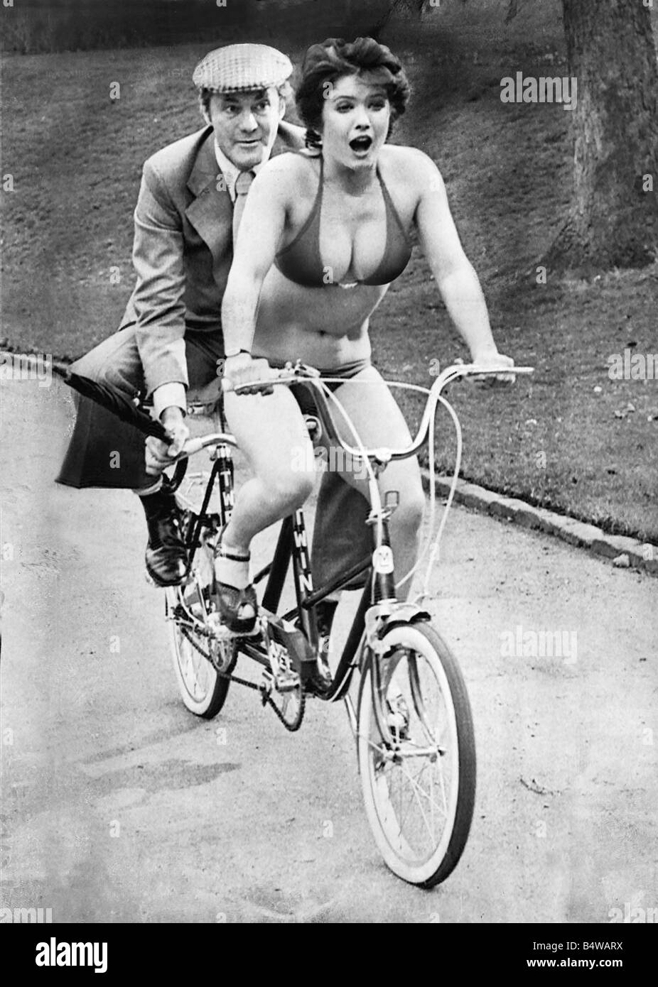 Schauspielerin und ehemalige Doctor Who Begleiter Deborah Watling auf einem  Fahrrad in Aberdeen mit co-Star Henry McGee sie erscheinen zusammen in der  Komödie spielen zwei und zwei machen Sex 1978 Stockfotografie -