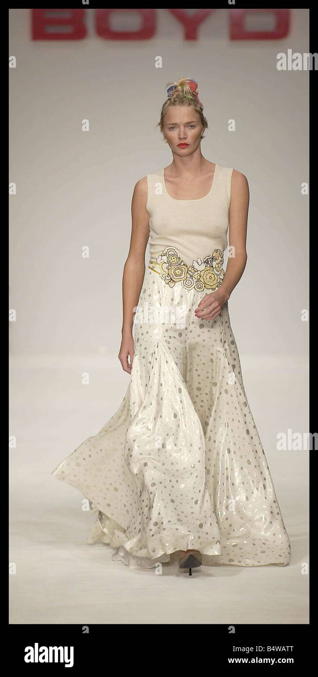 London Fashion Woche September 2003 22 9 03 Austin Hargrave London Fashion Woche JODIE KIDD Modelle IN THE BOYD SHOW Kleidung Fashion Catwalk Models Stockfoto
