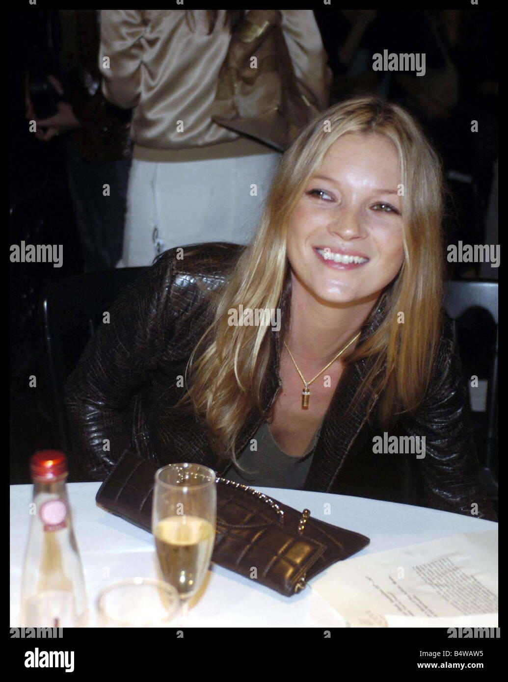 London Fashion Week September 2003 KATE MOSS trifft AT FROST französische SHOW LAFjan05 16. Januar den Geburtstag von Kate Moss, geboren im Jahre 1974 markiert Stockfoto