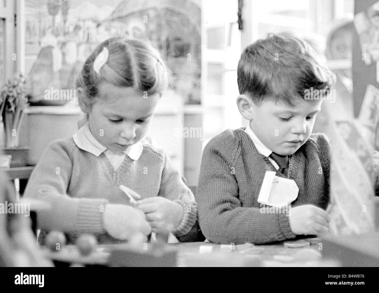 Kinder im Klassenzimmer an Ravensdale Säuglinge School, Coventry. &#13; &#10; Januar 1966 Stockfoto