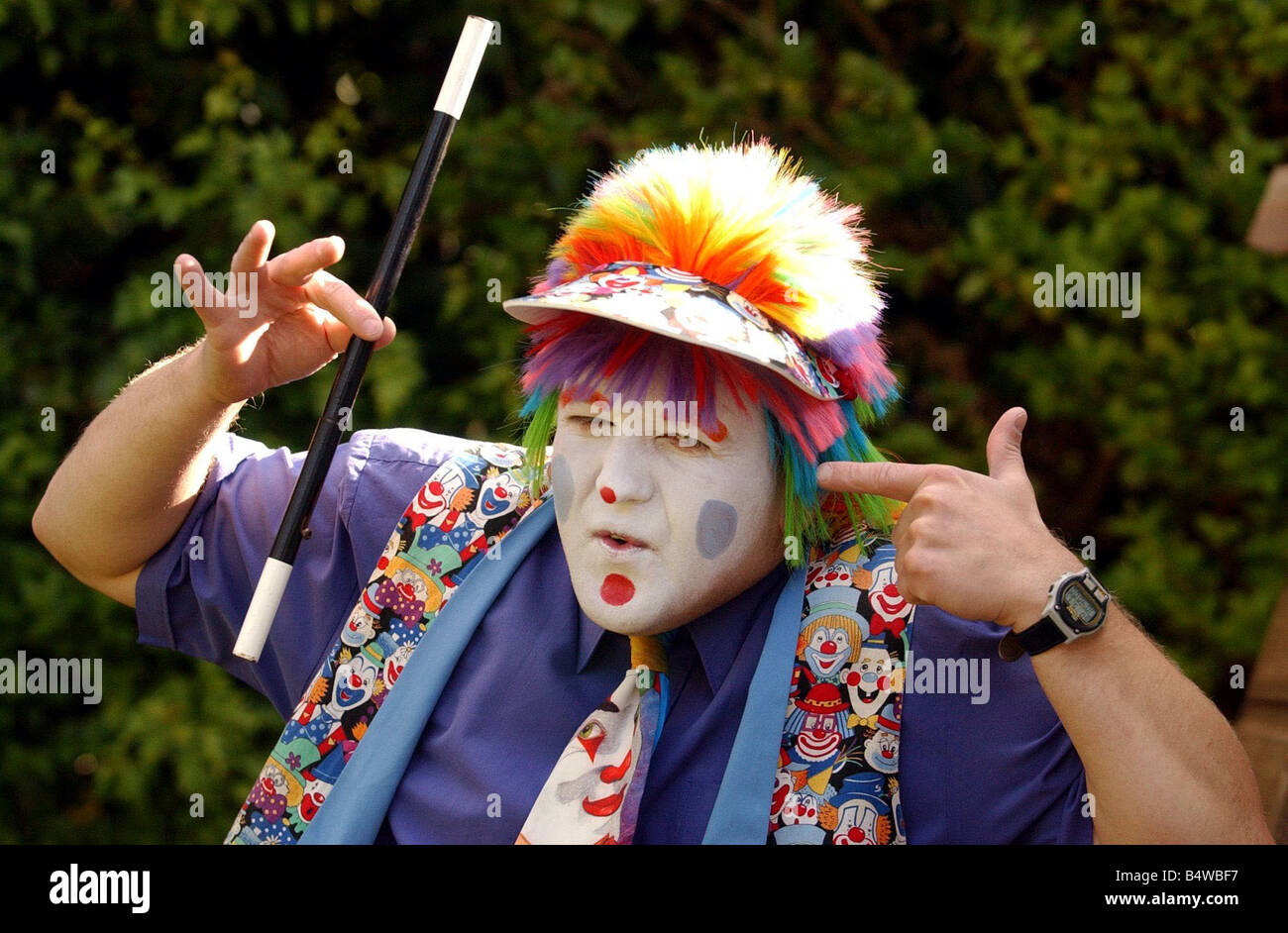 Magier Malcolm Wilson magische Malky hatte seinen explodierenden Zauberstab von der Polizei als verbotene Waffe beschlagnahmt Stockfoto