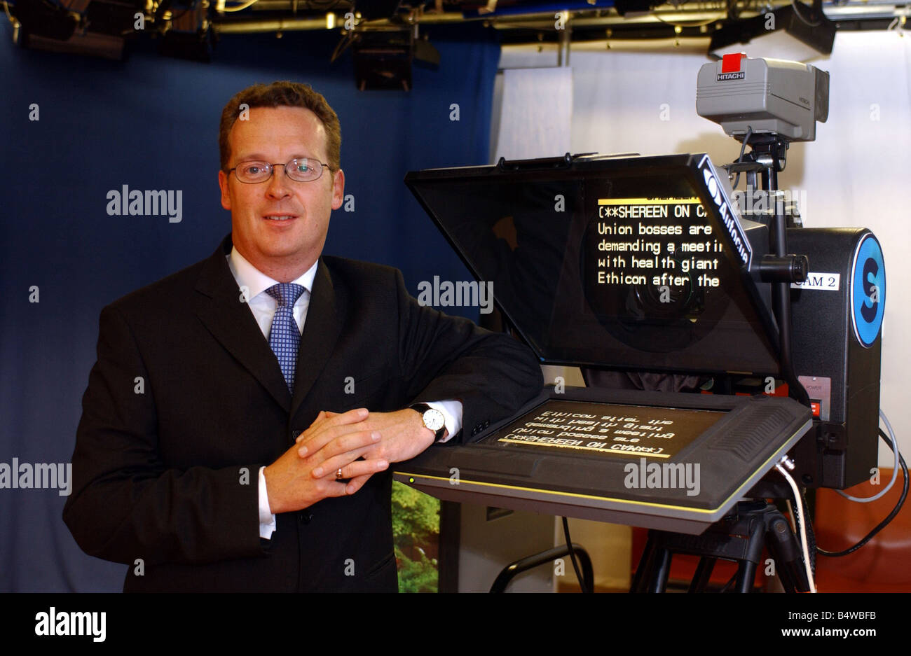 Mike Edwards STV News-Reporter Mai 2003, die eine territoriale Armee Haupt- und serviert im Golfkrieg Irak mit Autocue abgebildet ist Stockfoto