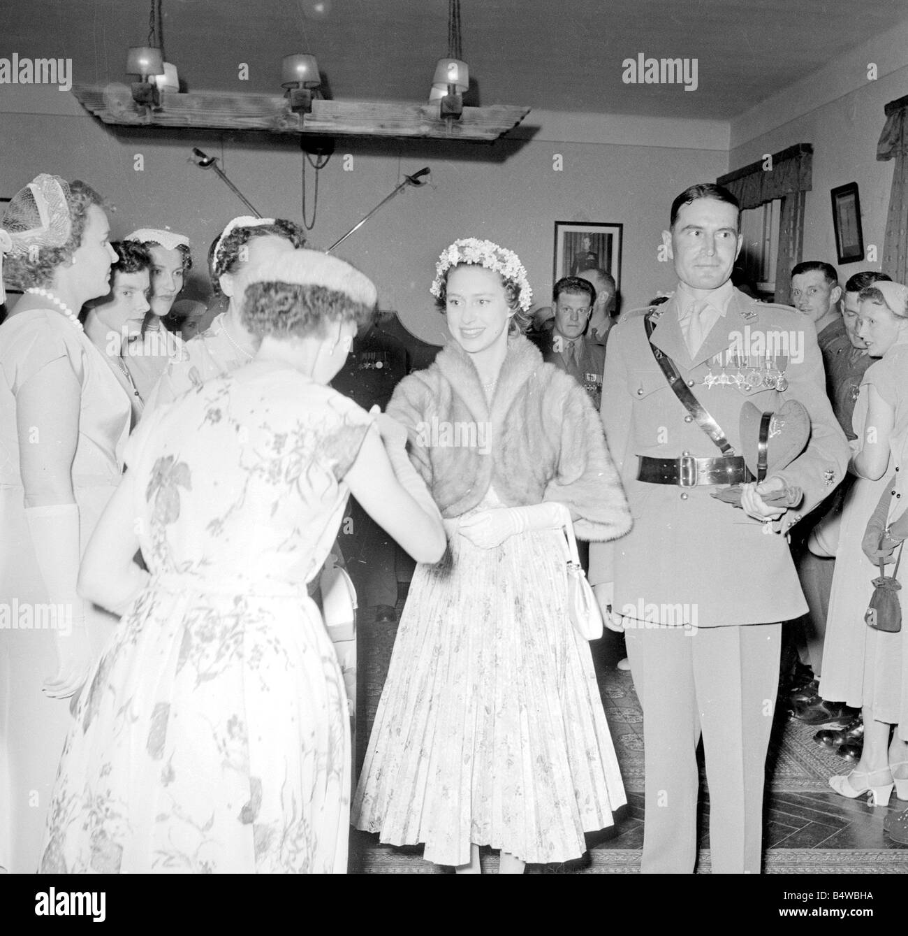 Prinzessin Margaret gesehen hier auf Besuch der 3. Könige eigenen Husaren in Epsom Barracks, Iserlohn, Deutschland; Sehen Sie hier im Gespräch mit Offizieren Ehefrauen in das Chaos. Sie wurde mit einer goldenen Feder und Bleistift legen Sie während des Besuchs vorgestellt; Juli 1954; Neg-RE5907; Stockfoto