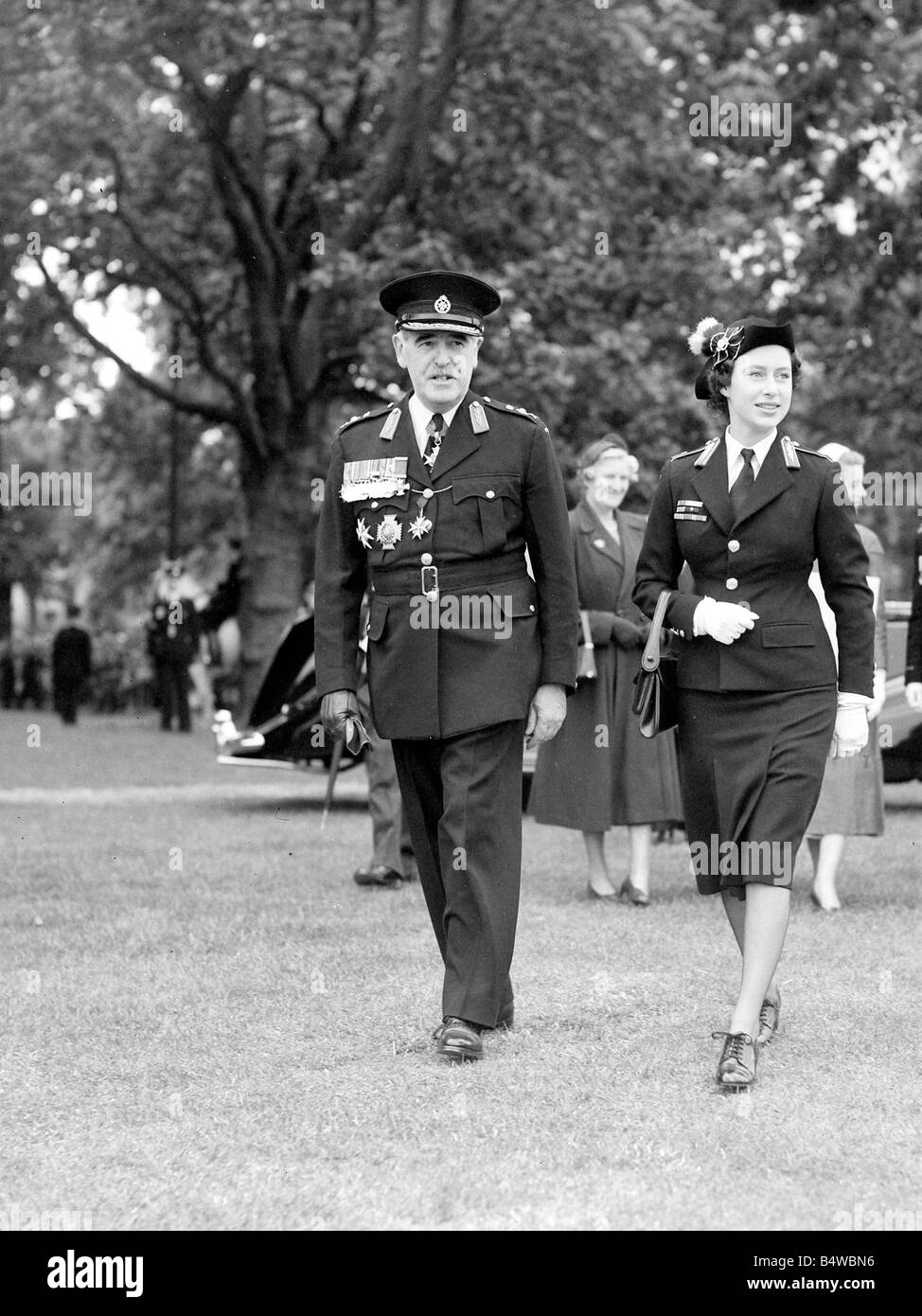 Prinzessin Margaret an der St John Ambulance Kadett Rallye in Hyde Park London Juli 1954 &#13; &#10; Neg No RE6120b &#13; &#10; Stockfoto