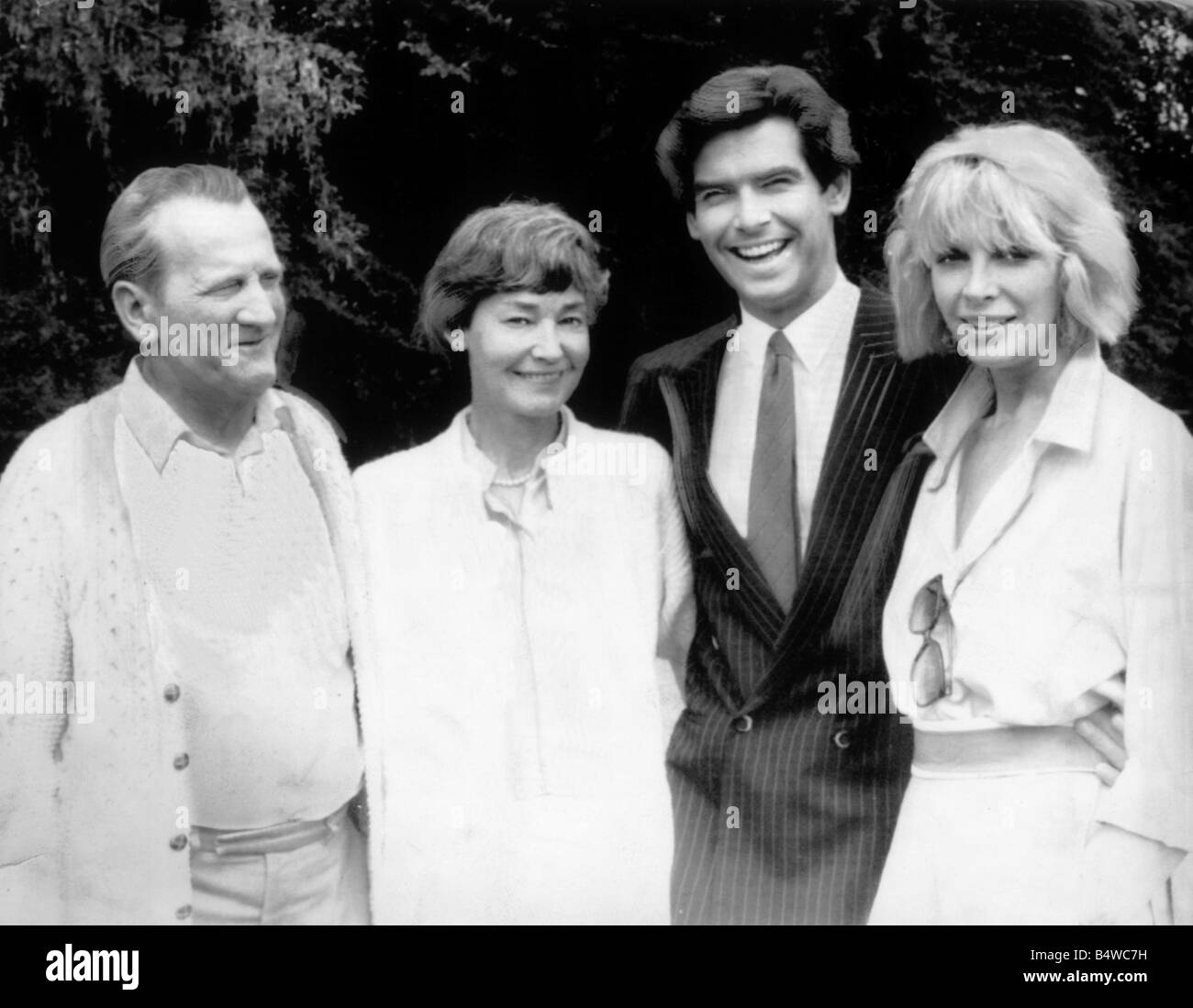 Pierce Brosnan Sammle von Familie Album 1984 Pierce Brosnan Schauspieler im Bild mit Frau Cassandra Harris Actress Mutter kann Carmichael und Schritt Vater Bill Carmichael Foto von Dublin Stockfoto