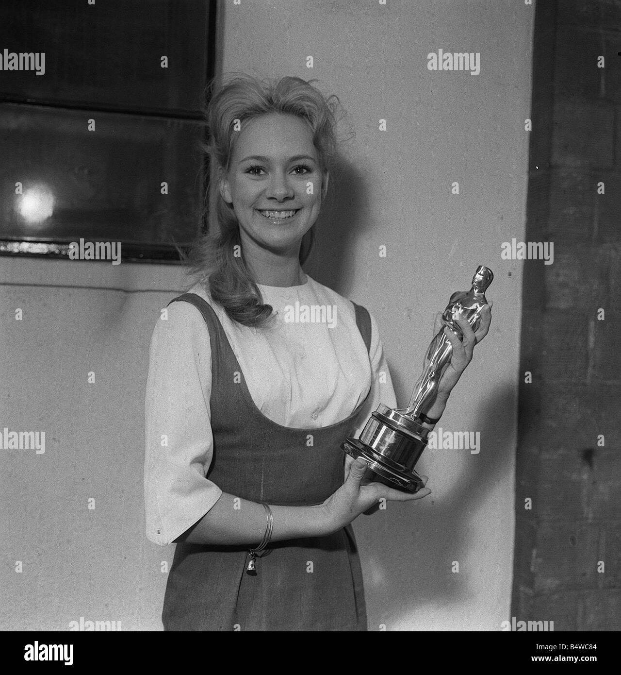 Fransesca Annis Schauspielerin abgebildet in Elstree Studio 18 2 99 Q1703 Box 30 britische Schauspielerin Francesca Annis, die zum Ruhm als Lady Macbeth in Roman Polanski s 1971 Adaption von Shakespeares Macbeth leider dieses Bild geschossen am nächsten kam wurde, gewann einen Oscar Y2K Fame dtgu2 Stockfoto