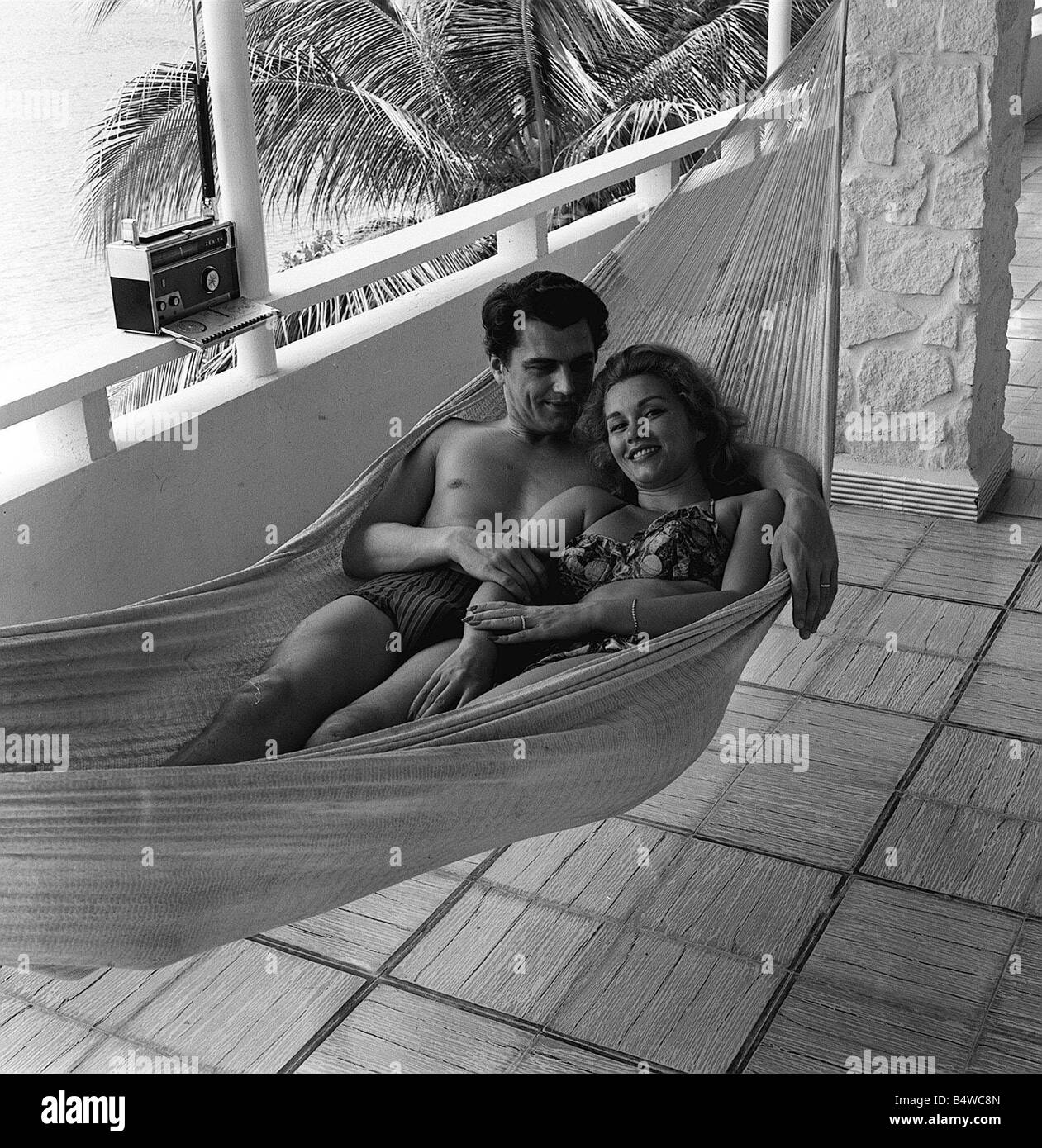 Edmond Purdom Schauspieler und Linda Christian Schauspielerin in den Urlaub verlegen in einer Hängematte 5 7 62 Q5655 8 Box 98 British führenden Mann Edmond Stockfoto