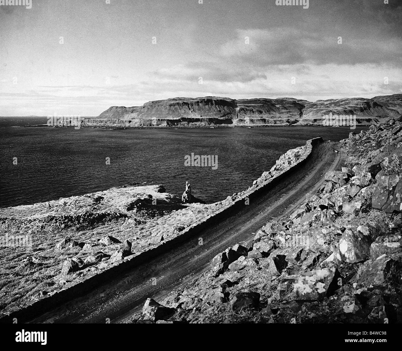 Eine Straße am Meer im Nordwesten der Insel Mull mit Blick auf Caliach Punkt Stockfoto