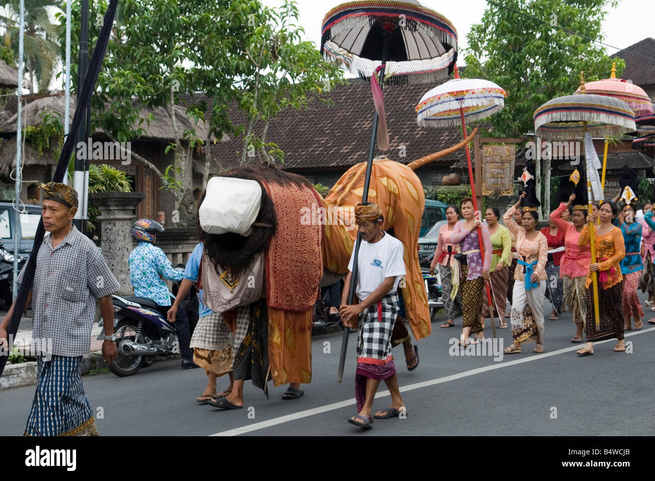 Eine buddhistische Prozession in Ubud (Bali - Indonesien). Prozession Bouddhiste À Ubud (Bali - Indonésie). Stockfoto