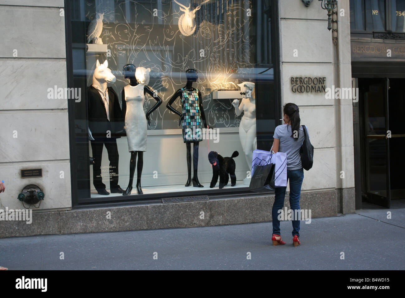 Eine Frau Fenster einkaufen bei Bergdorf Goodman, New York, NY. Stockfoto