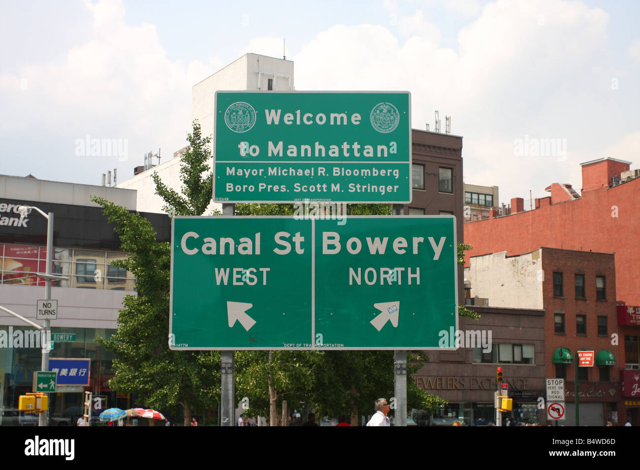 Freundliche Autofahrer, der Stadtteil von Manhattan zu unterzeichnen.  Ein Schild weist zur Canal Street, die andere zum Bowery. Stockfoto