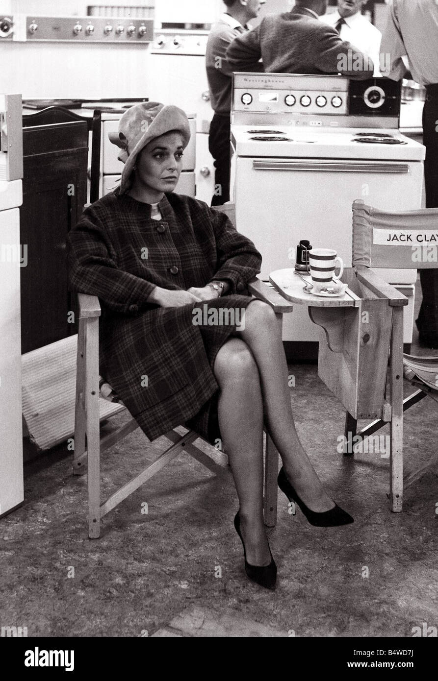 Anne Bancroft Schauspielerin bei dem berühmten Kaufhaus Harrods in Knightsbridge London sitzt In der Elektroabteilung Herde Mirropix lafrssjun05 0806 Stockfoto