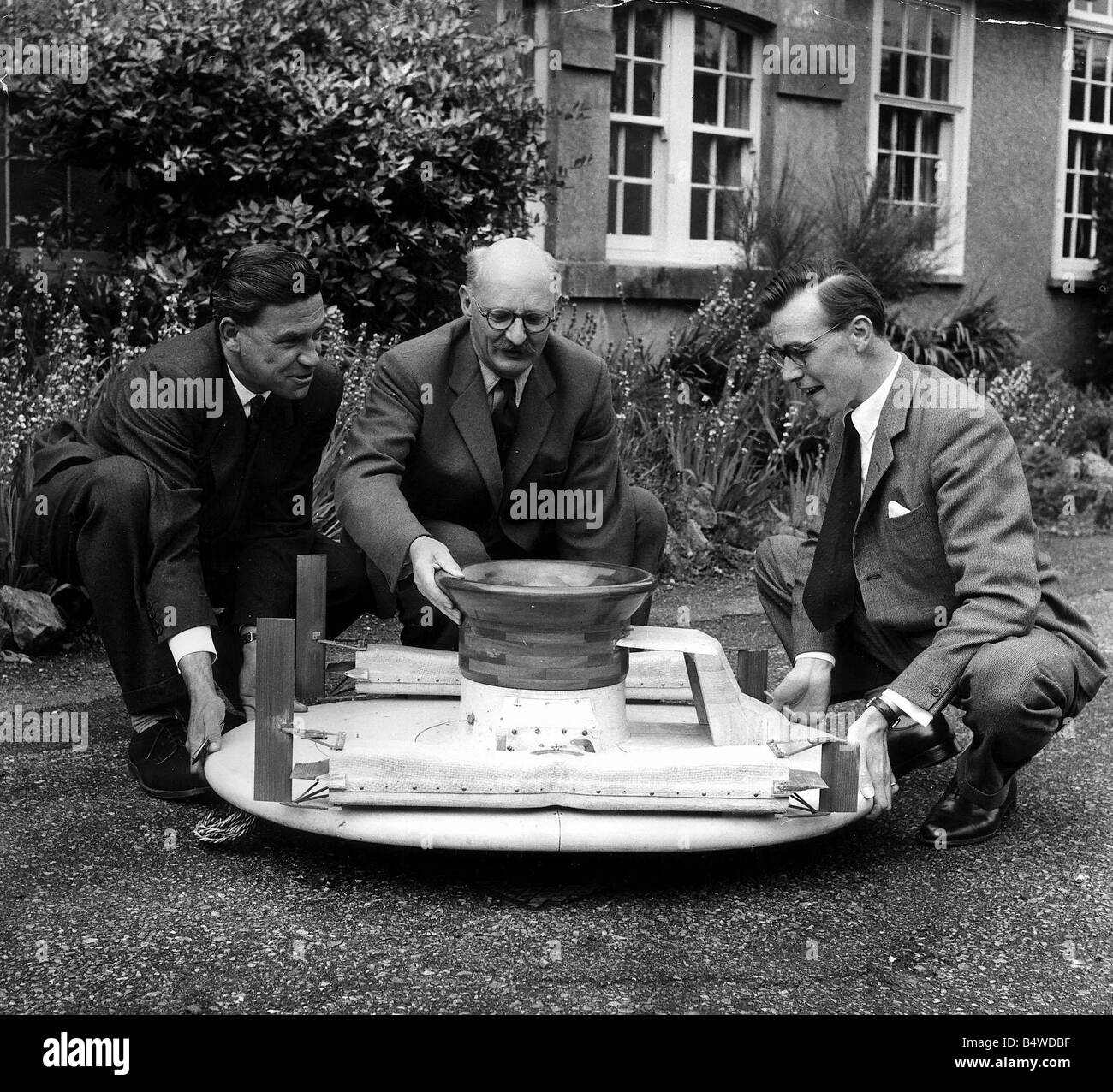 Herr Christopher Cockerell Abgebildet Juni 1959 In Cowes Mit Seinem Srn1  Hovercraft Peter Lamm L-Modell, Der Pilot Und Herr Richard Stanton Jones  Chefdesigner R Erfinder Hovercraft 1950Er Jahre Mirrorpix Stockfotografie -  Alamy